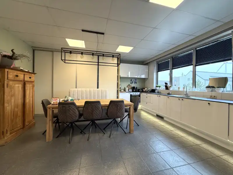 Uitstekend KMO-gebouw met Magazijn, Kantoren, en Parkeerfaciliteiten foto 13