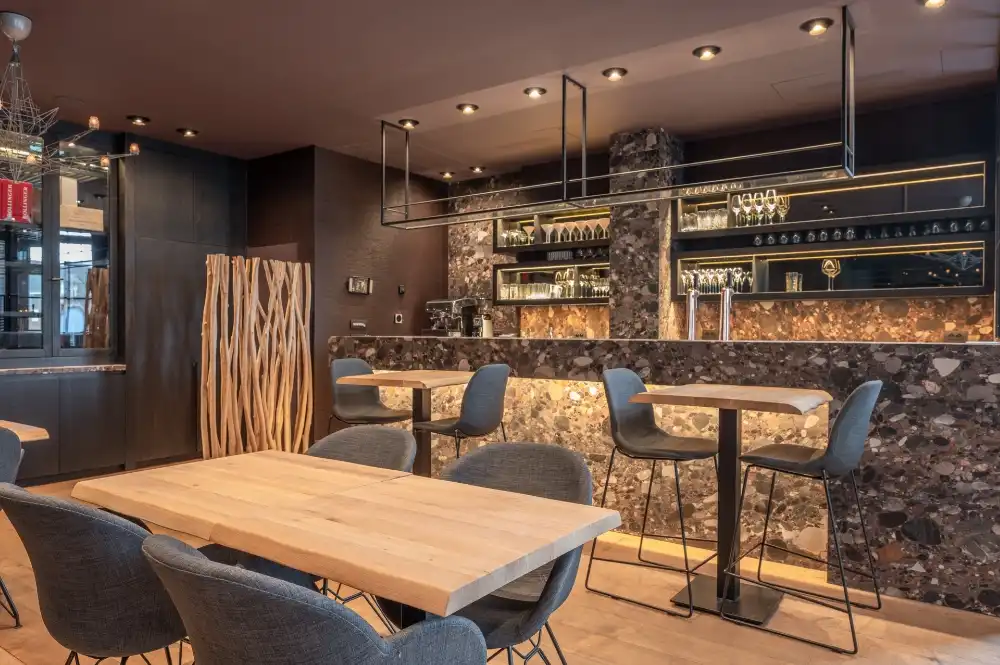 Instapklaar en stijlvol ingericht restaurant – onmiddellijk beschikbaar! foto {{pictureIndex}}