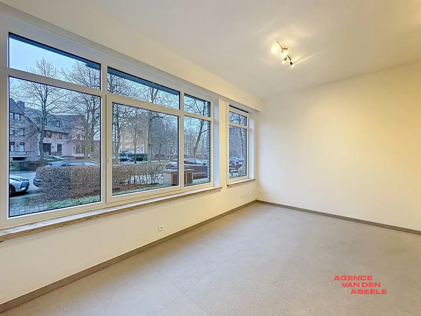 Gerenoveerd gelijkvloers appartement met tuin en garage foto 2