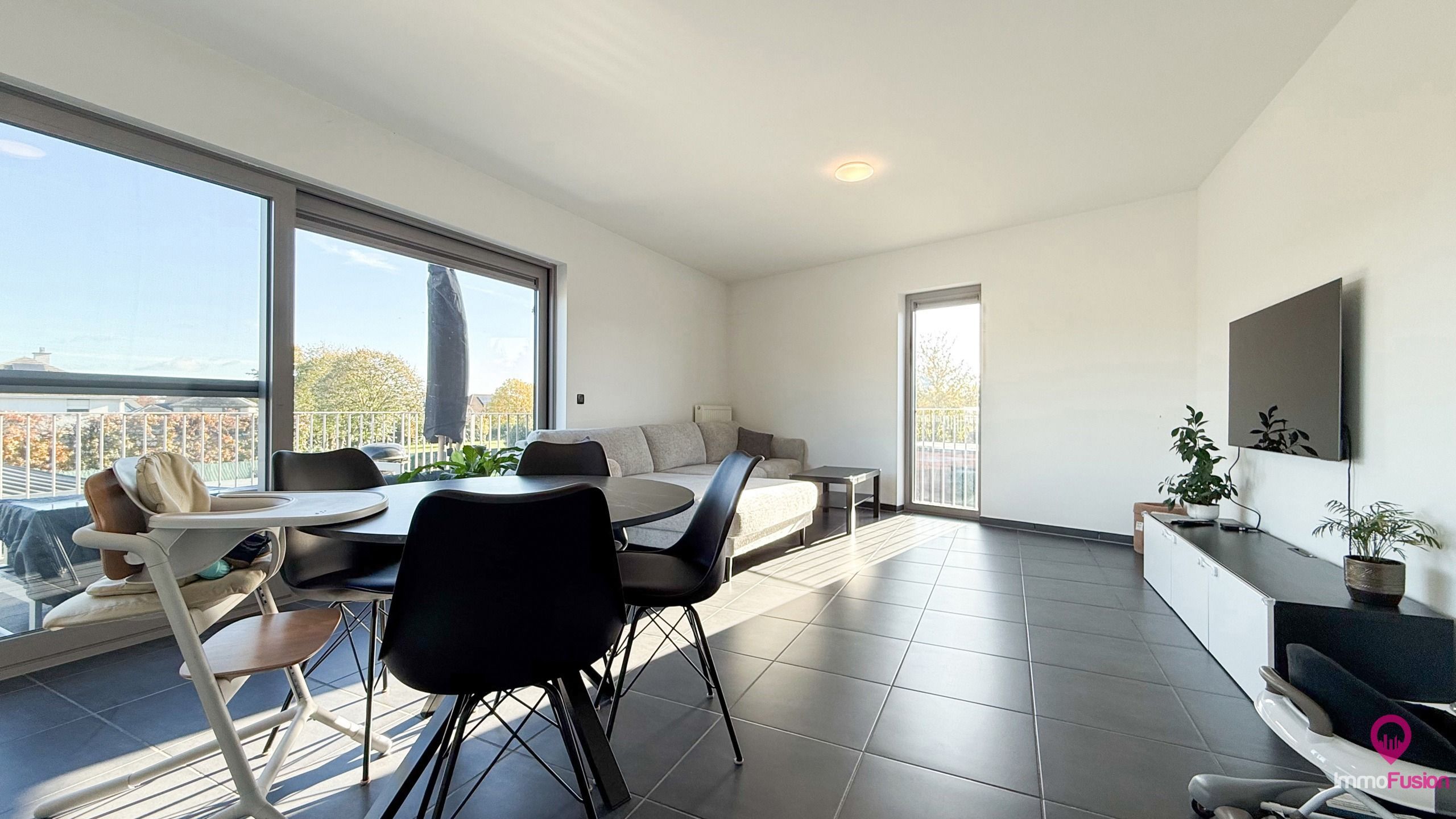 Instapklaar app met garagebox en 3slpk + ideale ligging! foto {{pictureIndex}}