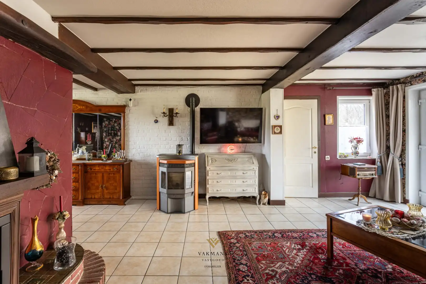 Ruime alleenstaande woning met garage in heuvelachtige omgeving foto 20