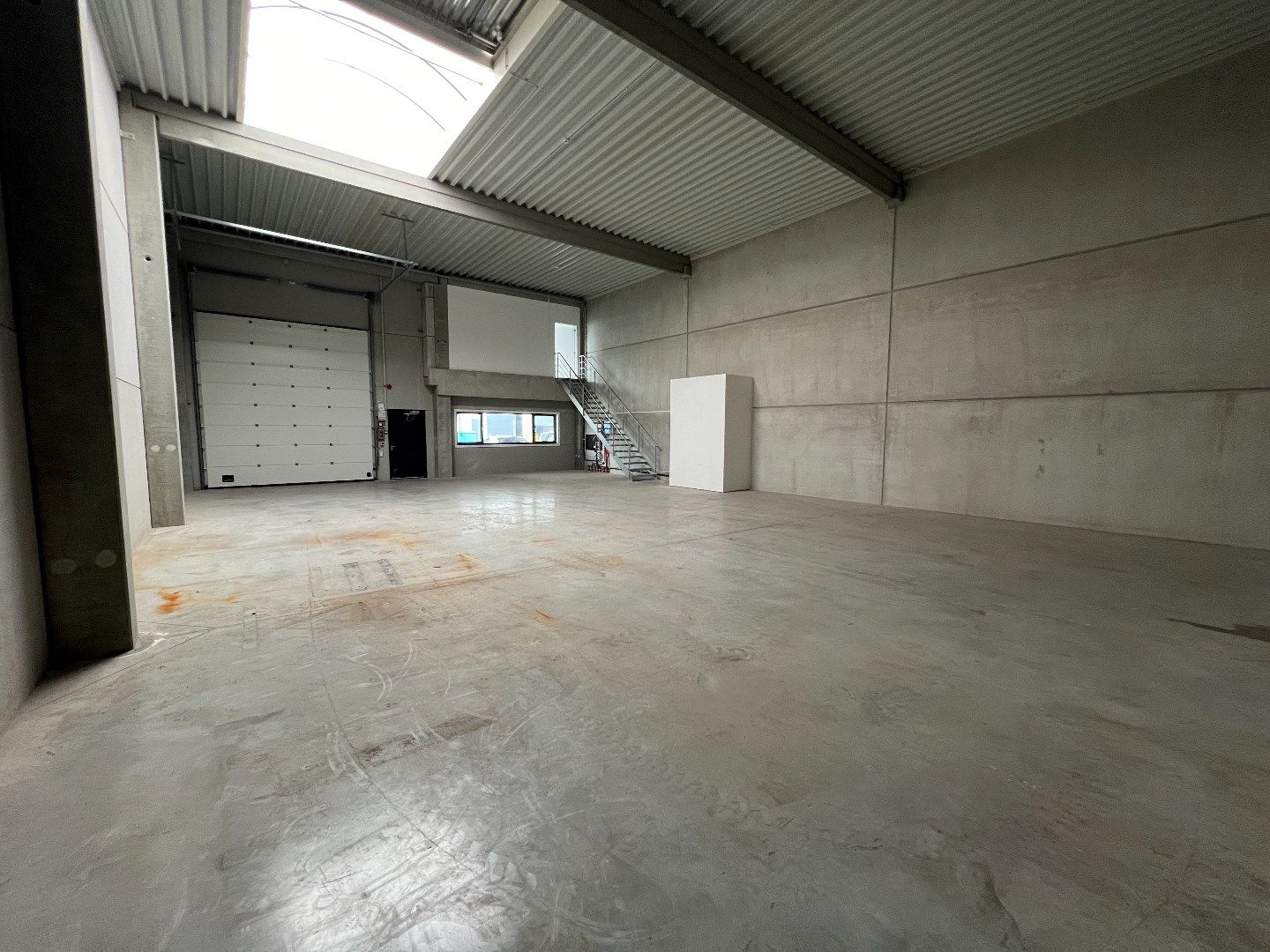 Zeer goed gelegen moderne industriehal van +/- 212m² (+ 36m² kantoorruimte) foto 3