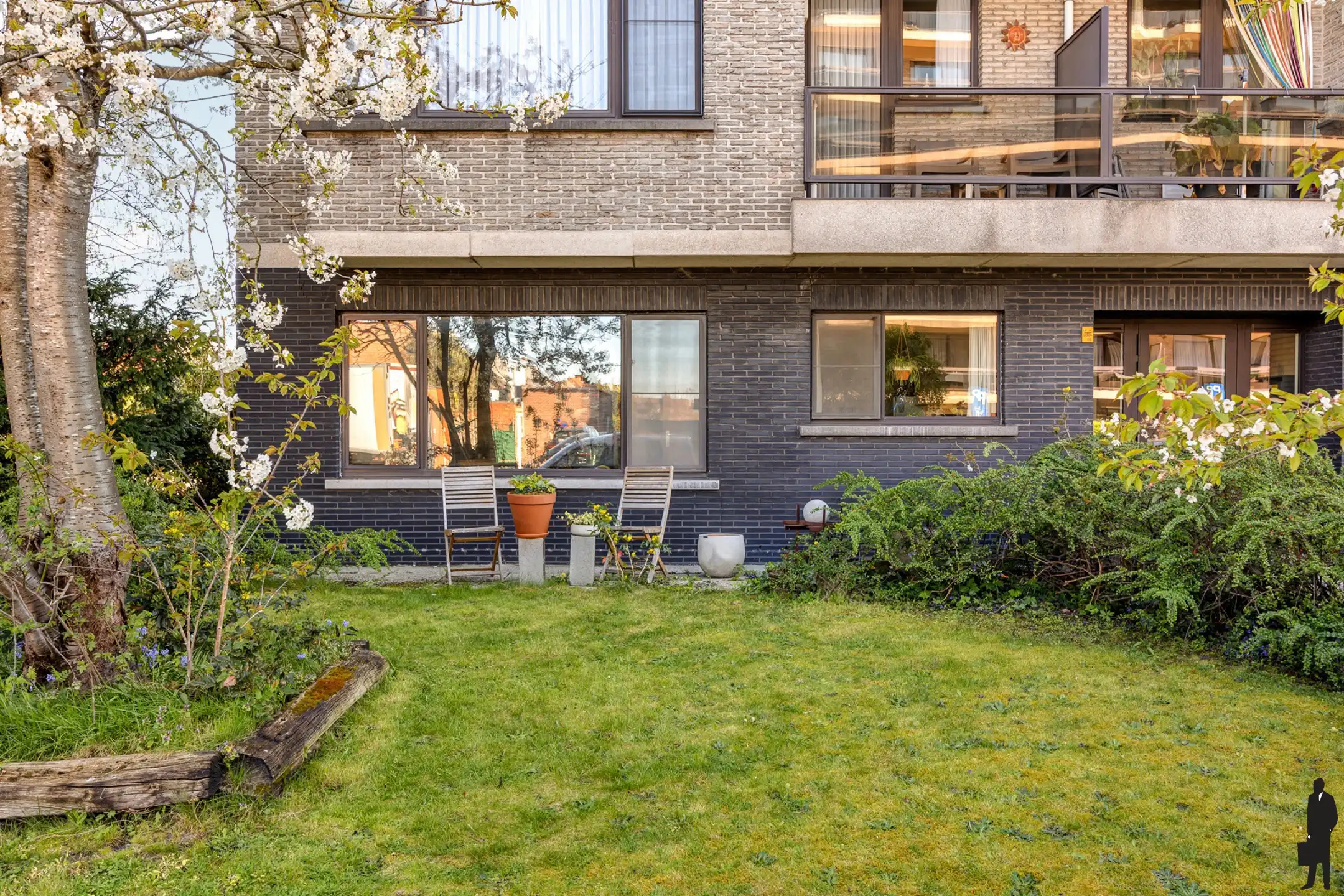 Ruim gelijkvloers hoekappartement met tuin en grote garage foto {{pictureIndex}}