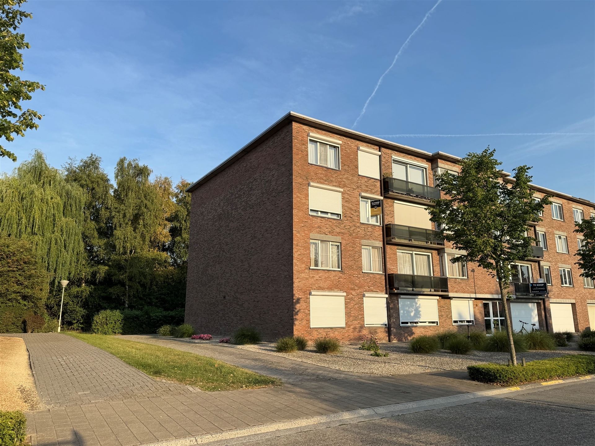 Zeer rustig gelegen hoekappartement met 2 slpks! foto {{pictureIndex}}