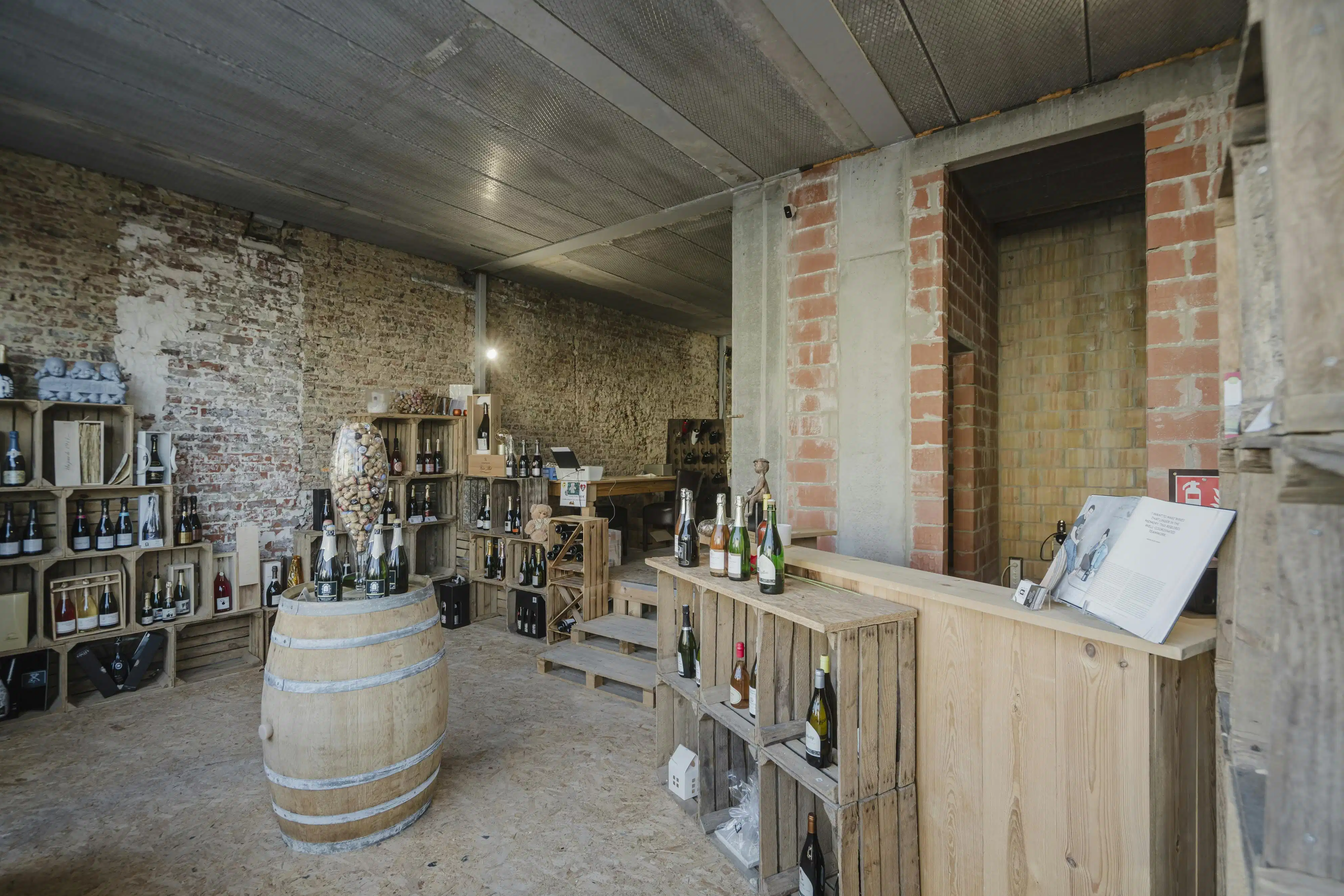 Opbrengsteigendom met handelspand en 2 appartementen te koop in Wevelgem foto 2