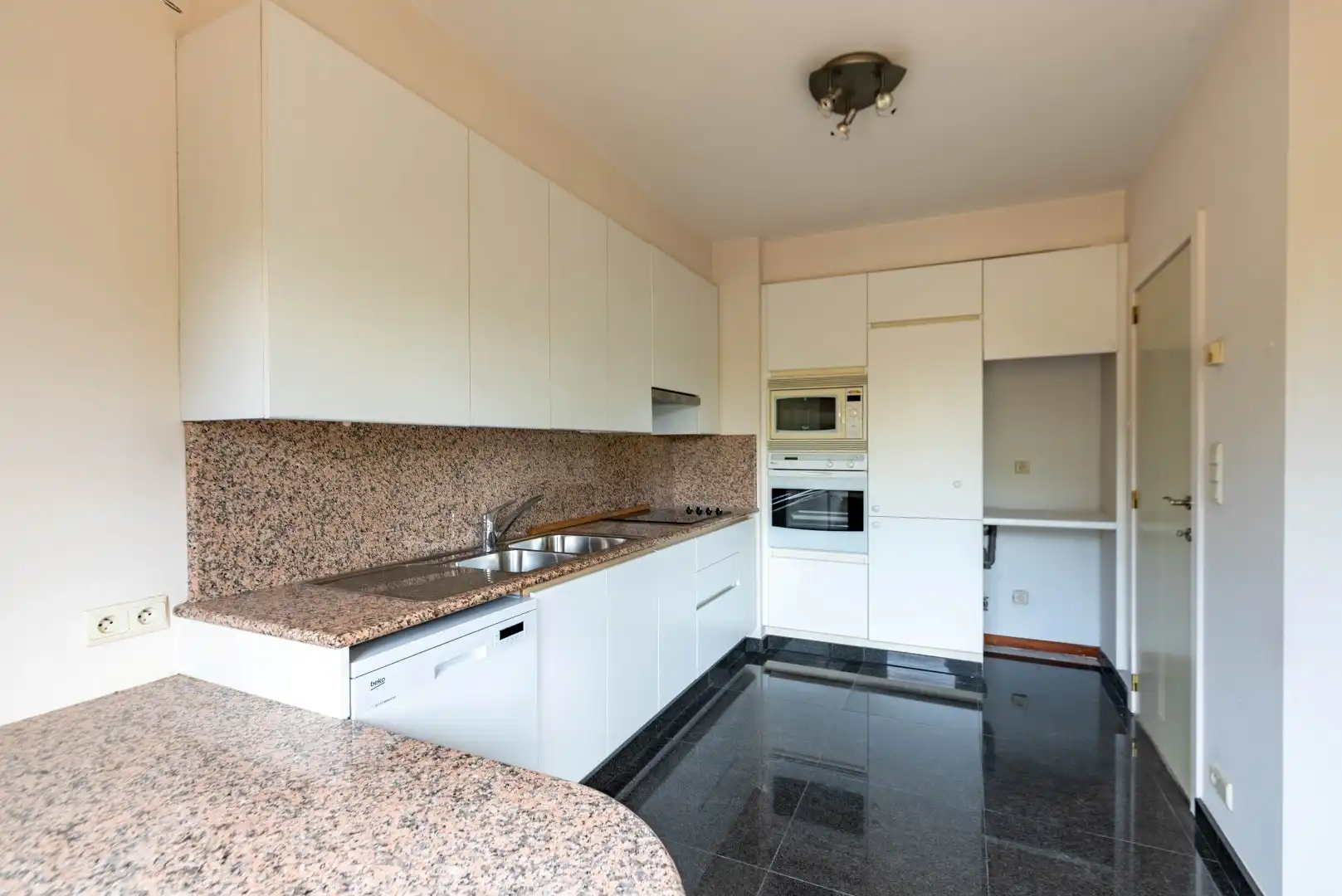 Ruim 2-slaapkamerappartement met twee terrassen en autostaanplaat foto 5