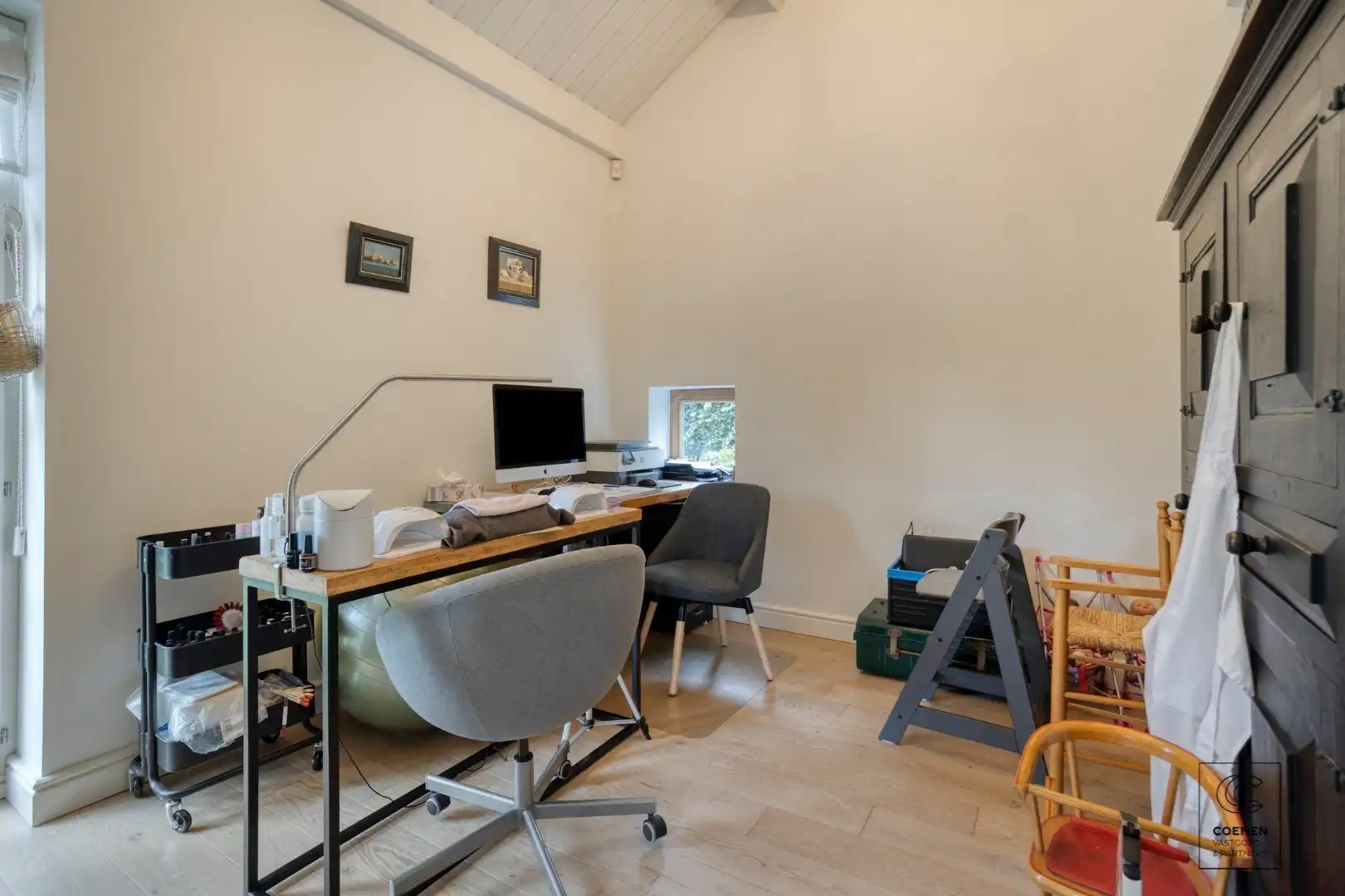 Prachtige woning met een bew. opp. van 302 m², 6 slpk, 3 bk en prachtige tuin met zwembad  foto 9