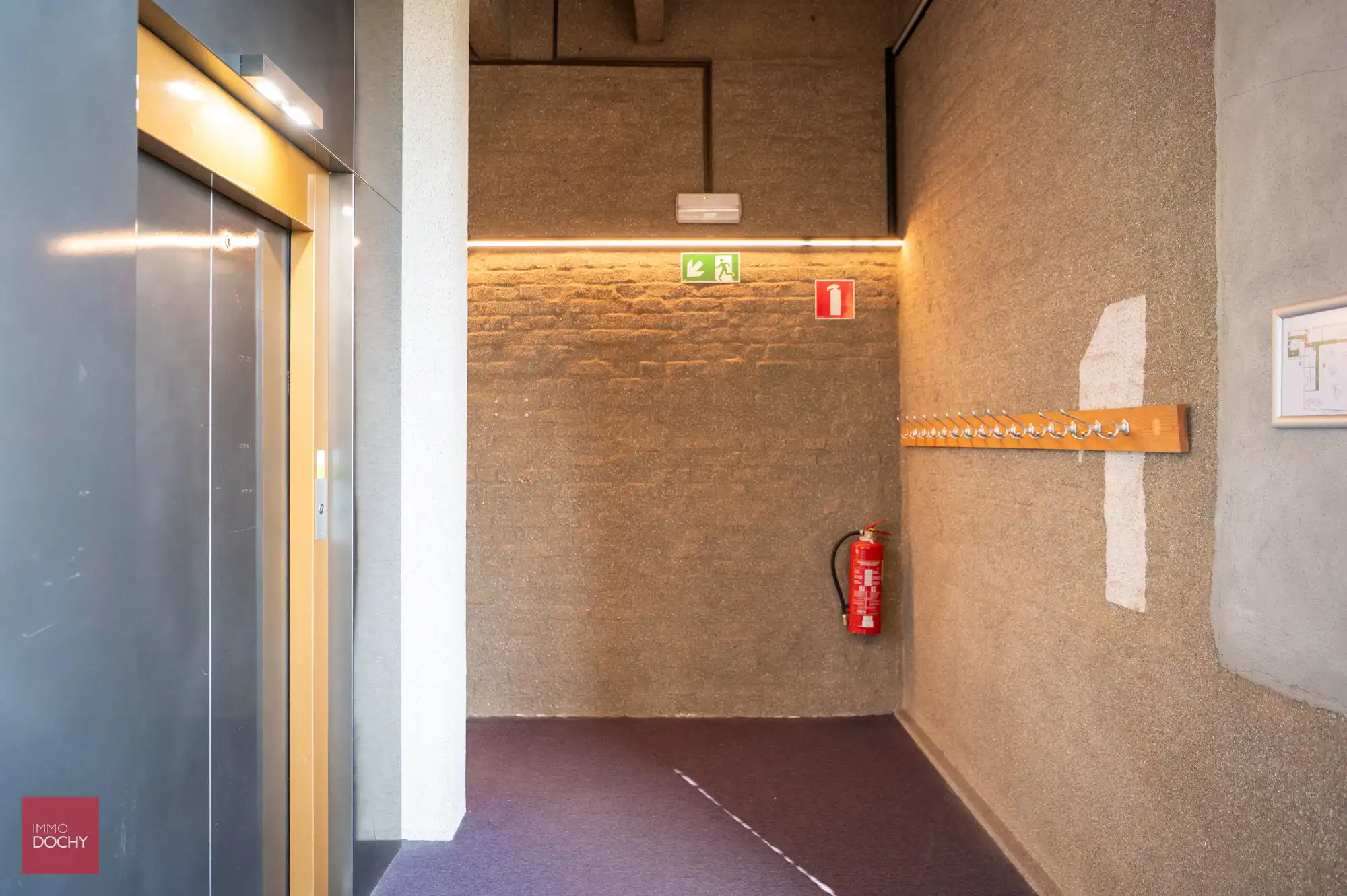 Volledig ingericht ruim kantoorgebouw foto 14