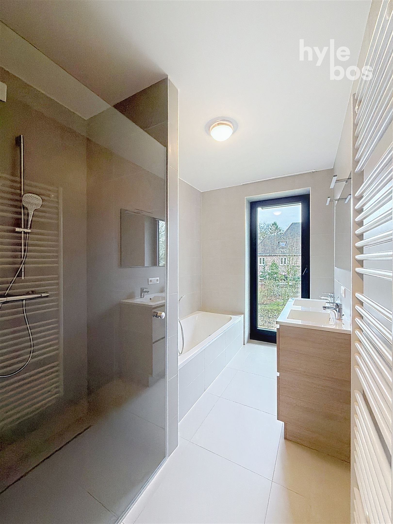 Instapklaar 2 slaapkamer appartement met garage foto 11