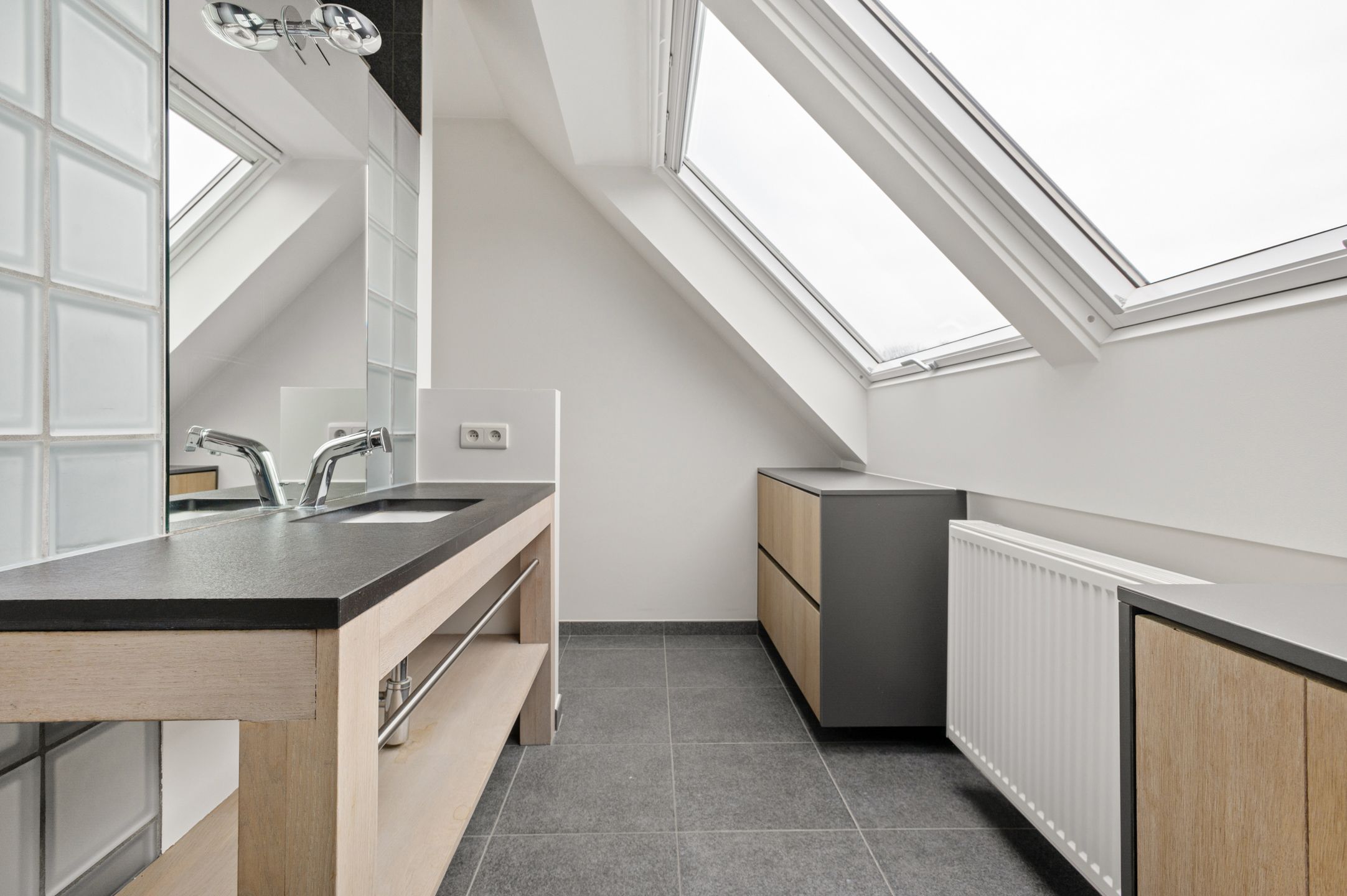 Duplexappartement met groot terras, zolder & 2 staanplaatsen foto 27
