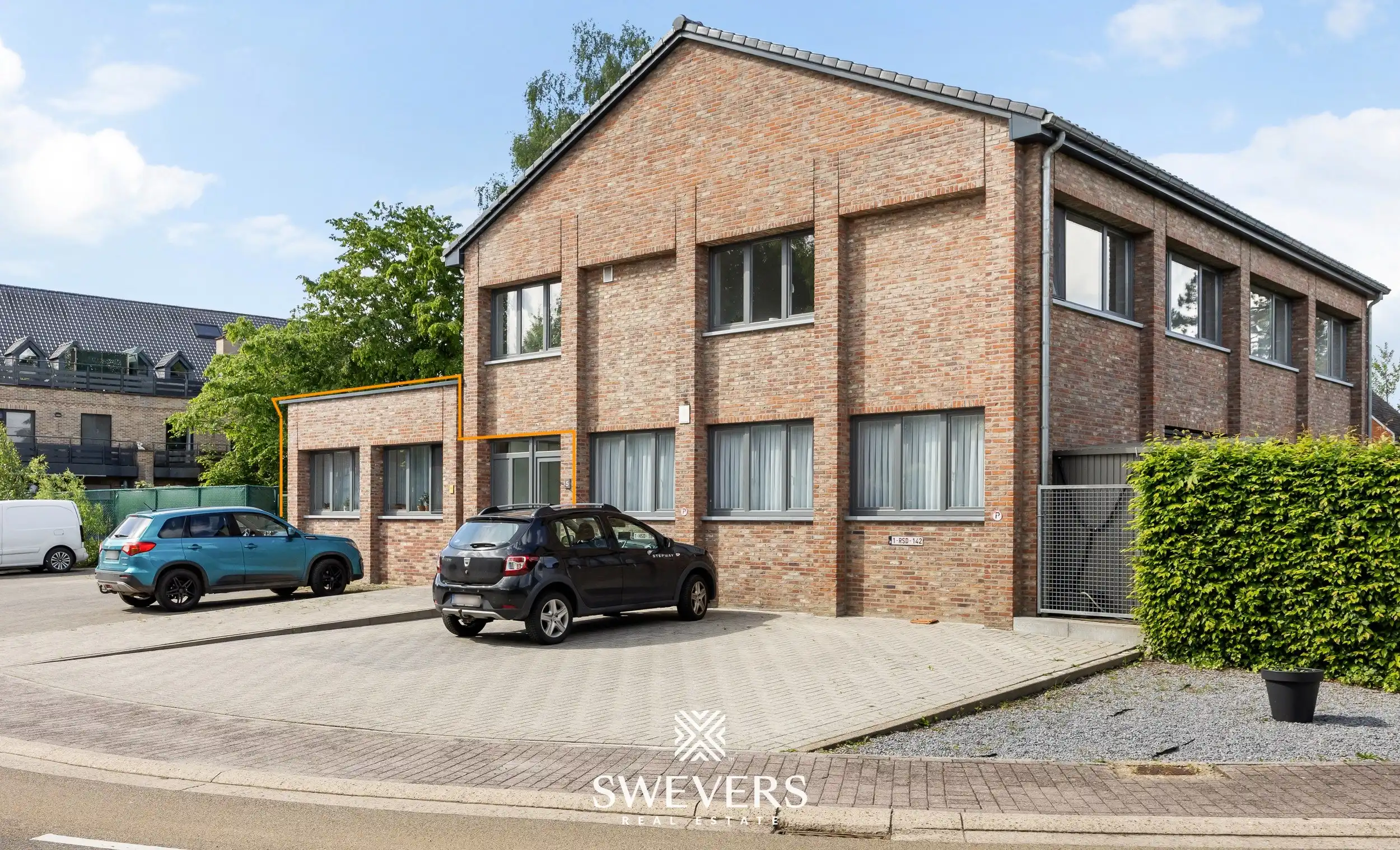 Gelijkvloers appartement met twee slaapkamers en bouwgrond te Herk-de-Stad  foto {{pictureIndex}}