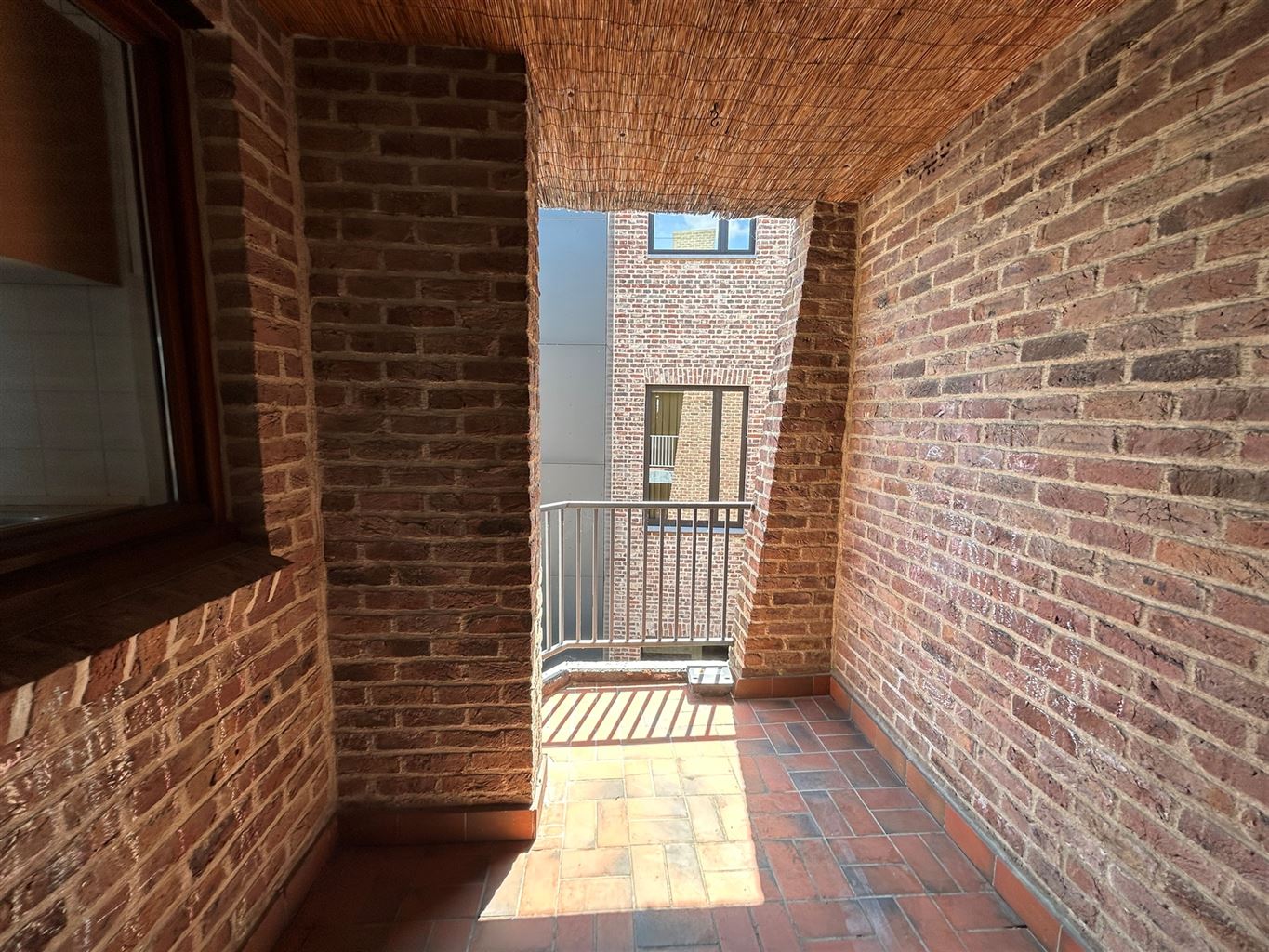 Ruim appartement met 2 slaapkamers en terrasje aan de Markt van Maaseik foto 6