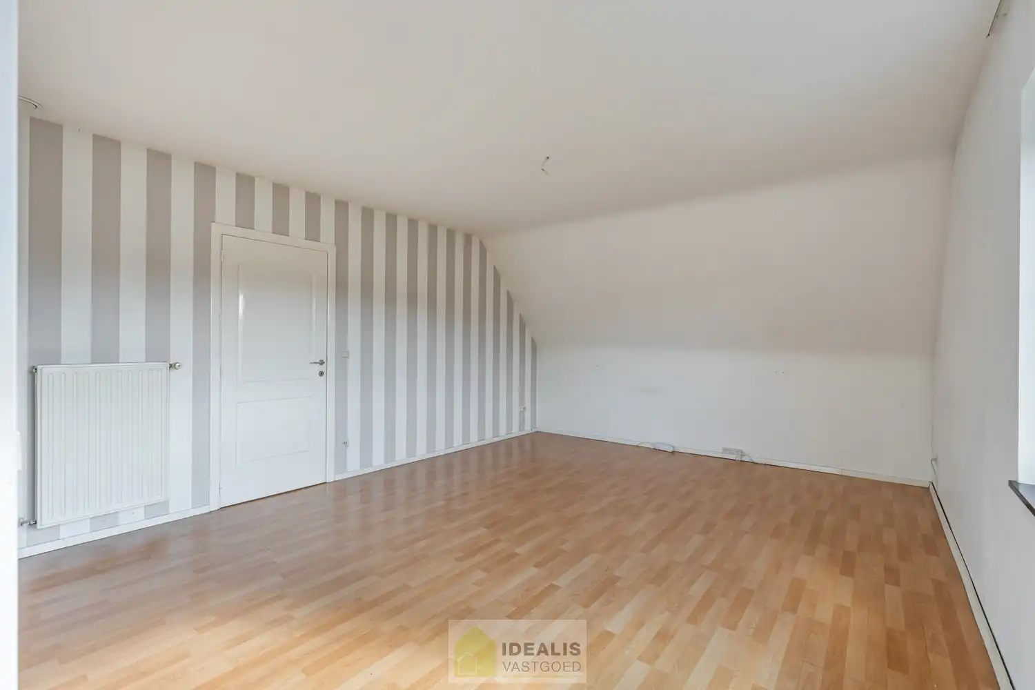 IDEALIS VASTGOED – HEDENDAAGSE EENGEZINSWONING OP RUSTIGE LOCATIE MET AANGELEGDE TUIN OP EEN KNAP PERCEEL (9A87CA) NABIJ HET CENTRUM VAN PELT – De woning omvat een heerlijke lichtrijke open leefruimte met aansluitend goed uitgeruste keuken, fijne wasplaats/berging, 4 royale slaapkamers en goed ingerichte badkamer. Een praktisch ingedeelde woning op een aangenaam en ruim perceel! foto 25