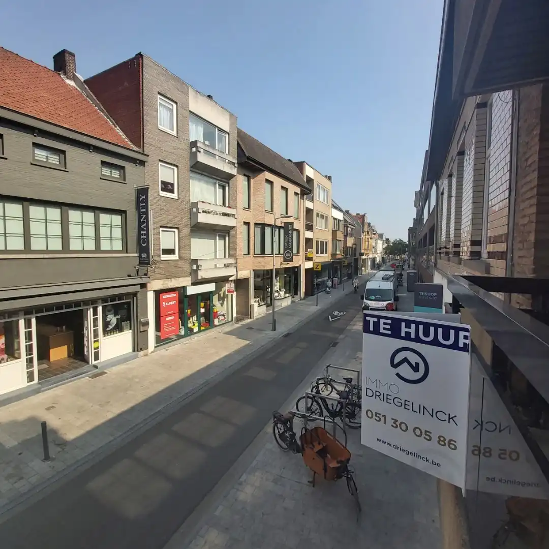 Appartement met 2 slaapkamers in het centrum van Izegem. Garage inbegrepen foto {{pictureIndex}}