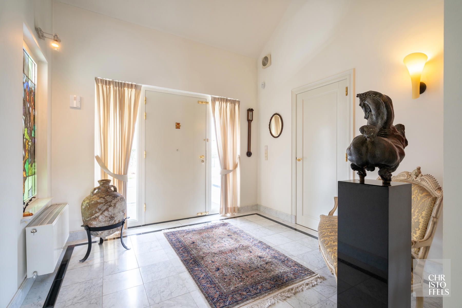Villa met binnenzwembad gelegen in een geliefde villawijk op een perceel van 1.827m² foto 15