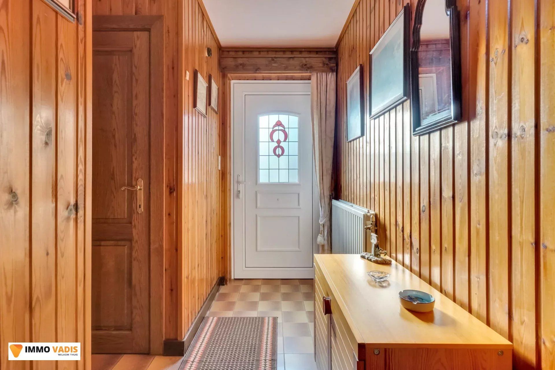 Ruime gezinswoning met drie slaapkamers en inpandige garage foto 2