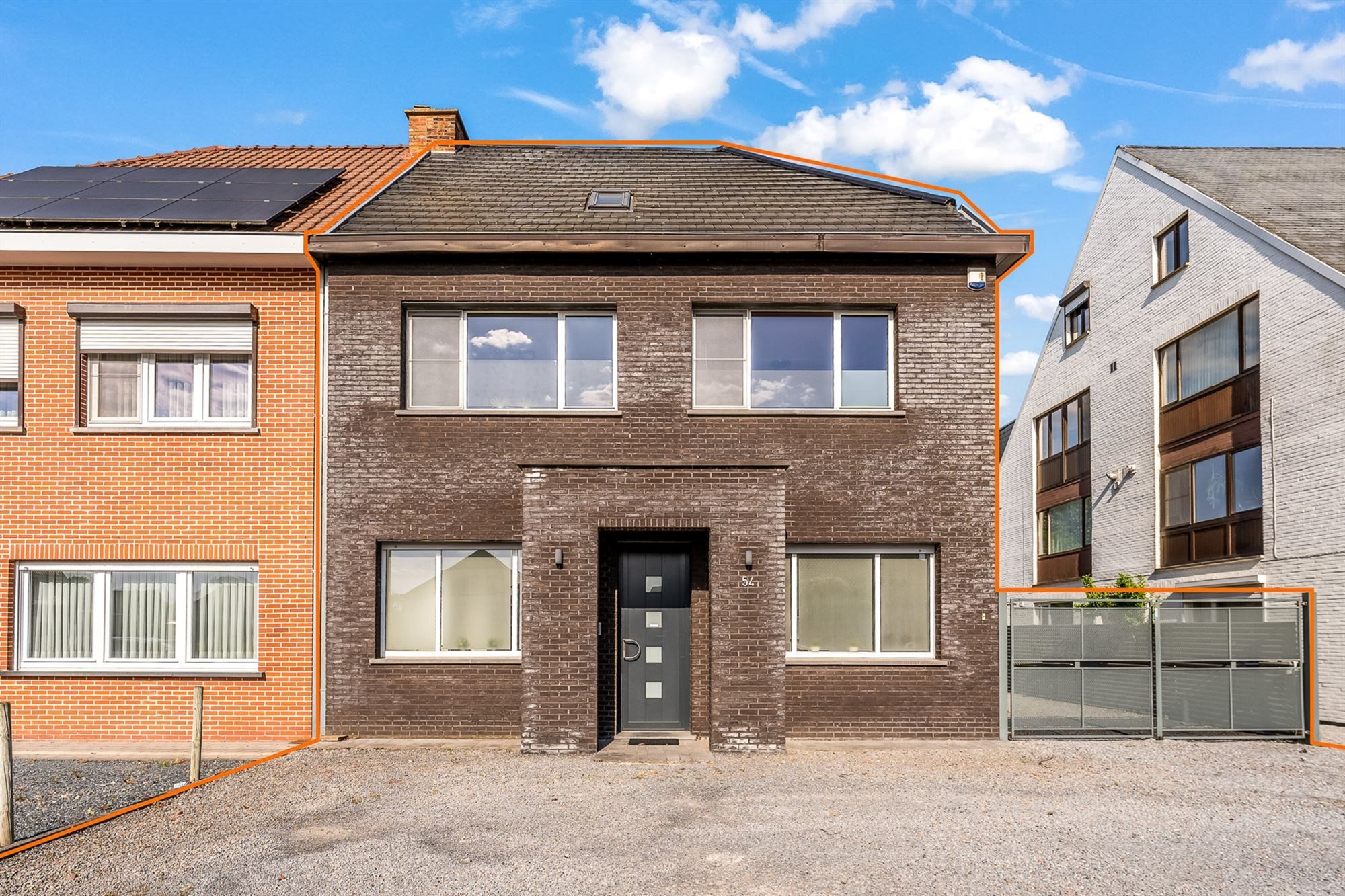 Hoofdfoto van de publicatie: ZEER GOED GELEGEN, RUIME WONING  MET PRAKTIJKRUIMTE EN MOGELIJKHEID TOT 4 SLAAPKAMERS TE ZONHOVEN