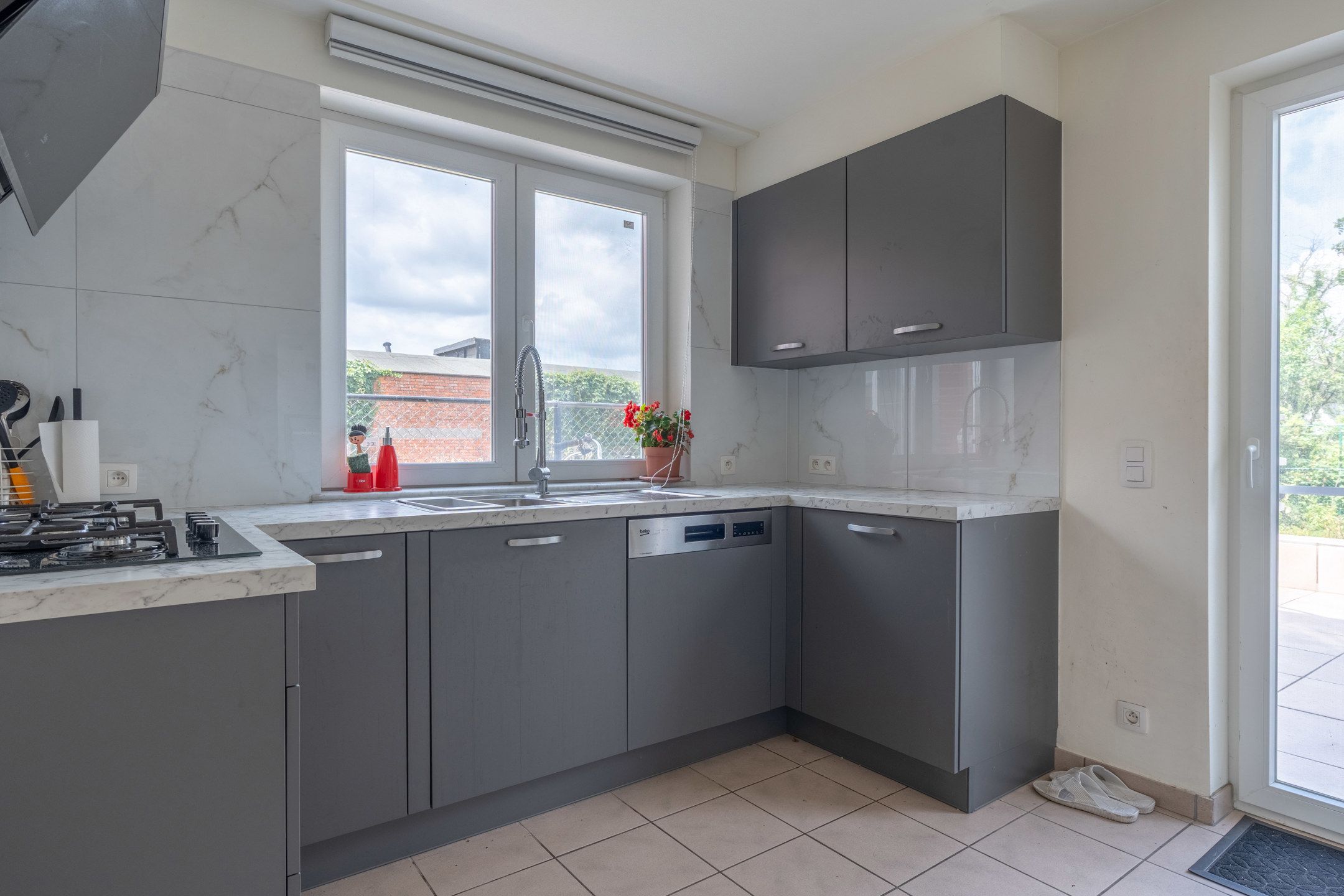 Volledig vernieuwde  woning/kantoor/handelspand met 5 slpks foto 32