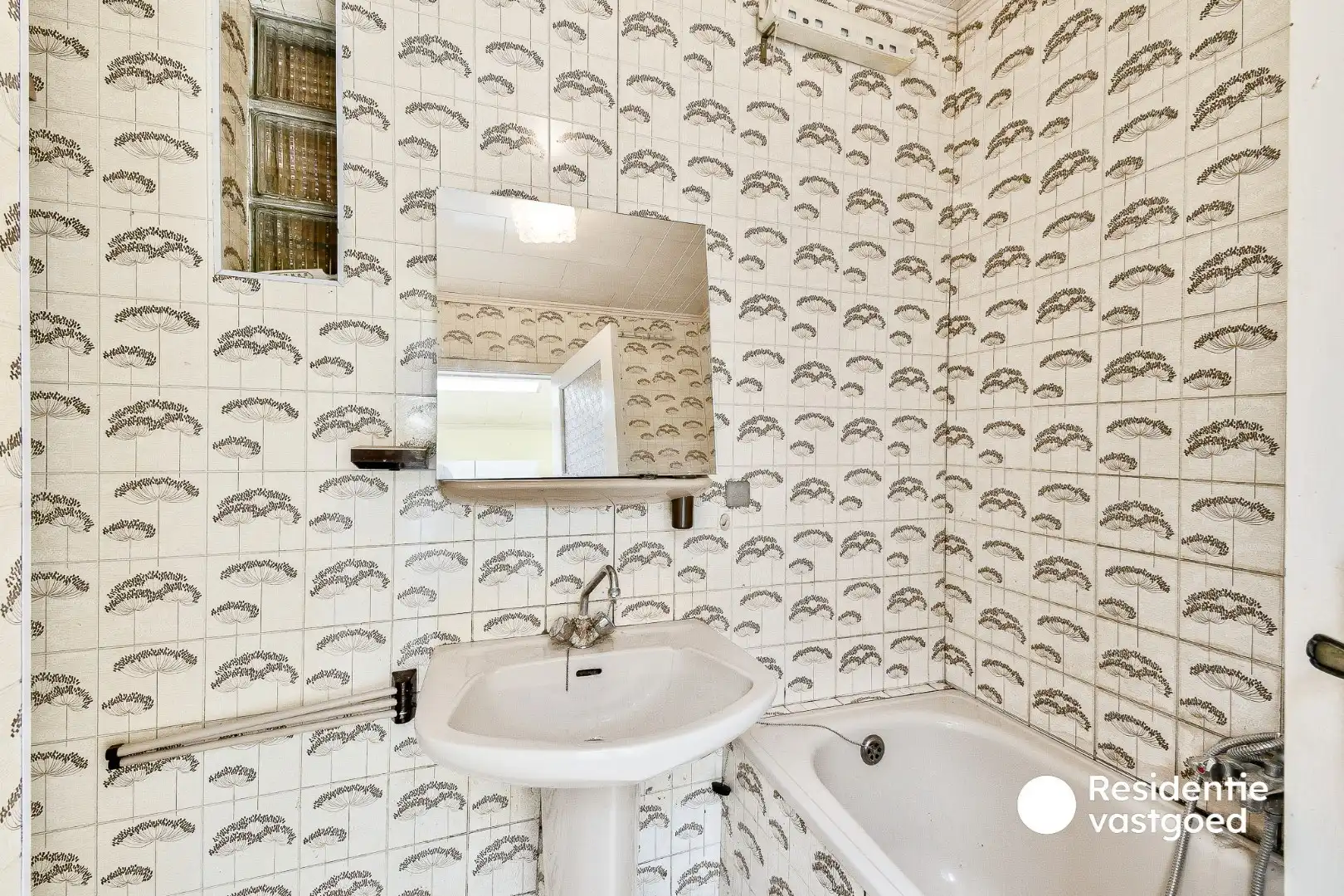 Te renoveren rijwoning met twee slaapkamers en tuin foto 12