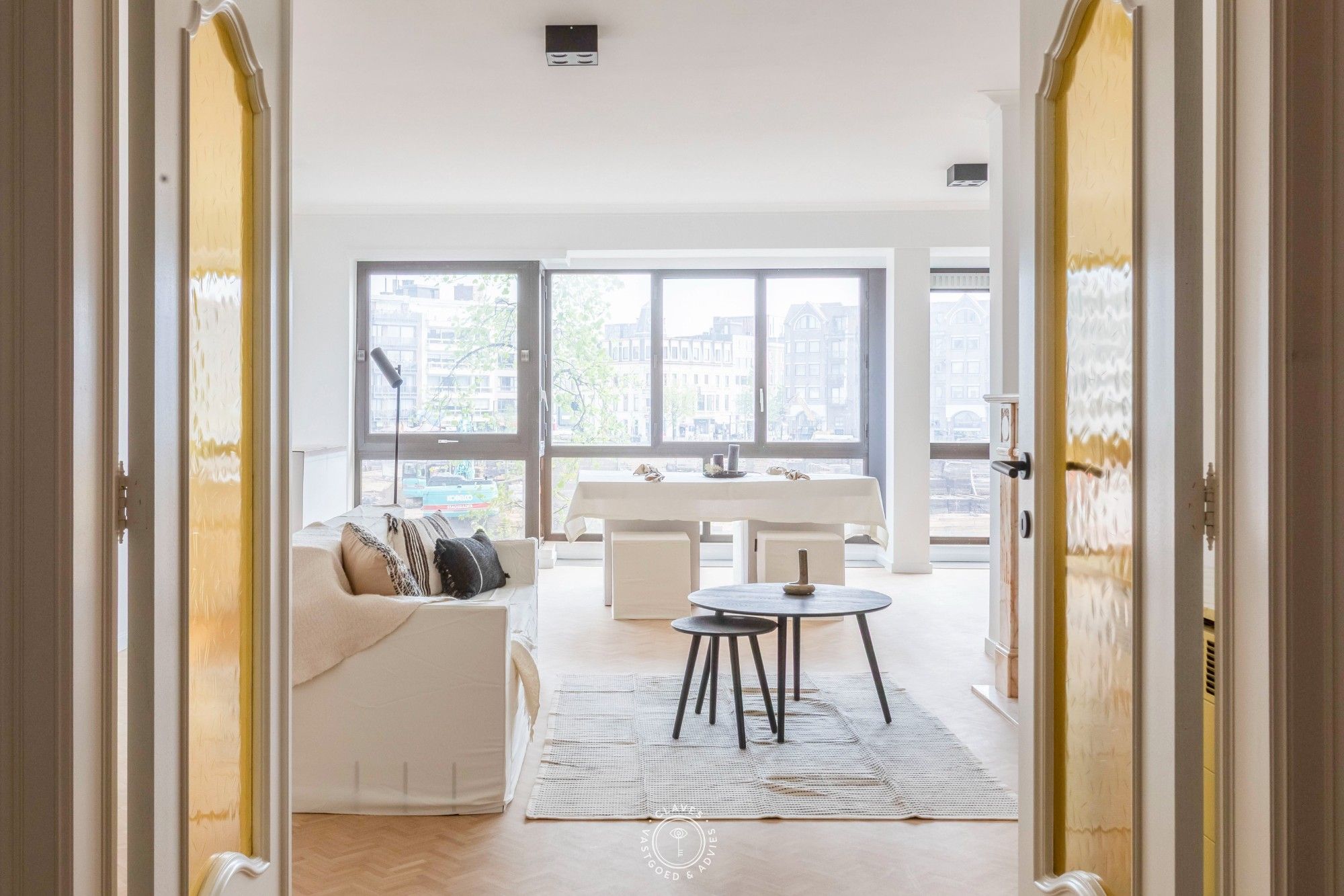 Stijlvol gerenoveerd appartement van 114 m² op topligging aan de Grote Markt van Sint-Niklaas foto {{pictureIndex}}