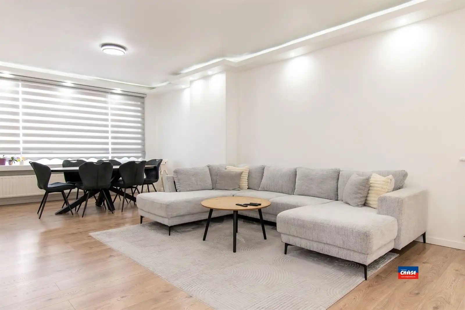 Gerenoveerd appartement met twee ruime slaapkamers en terras foto 12