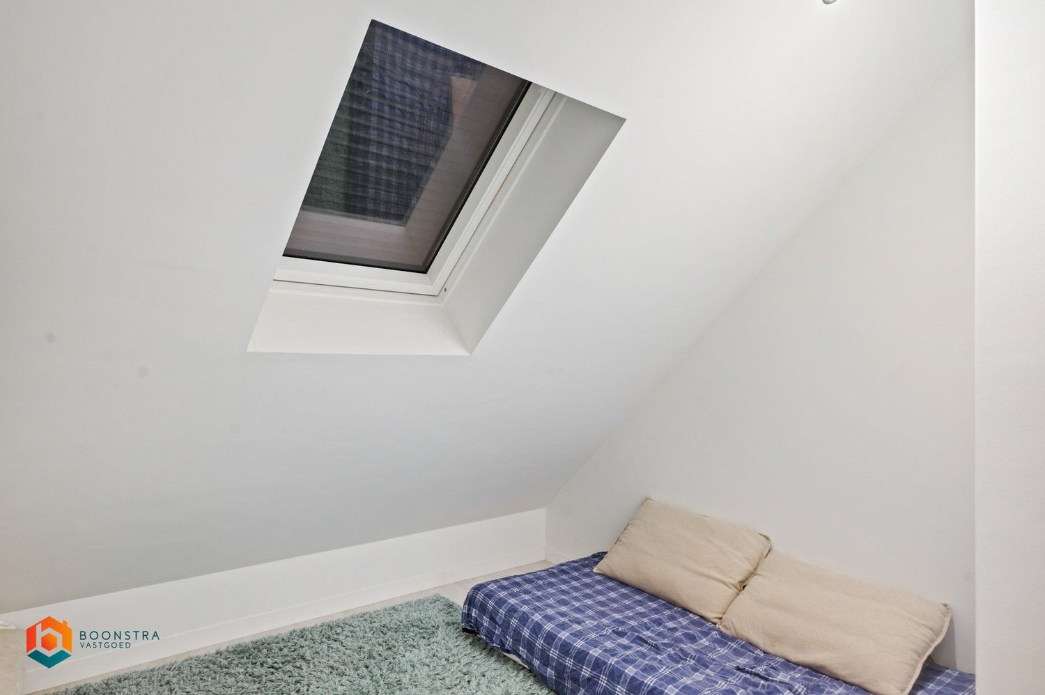 Rijwoning met  2 slpkrs en tuin foto 11