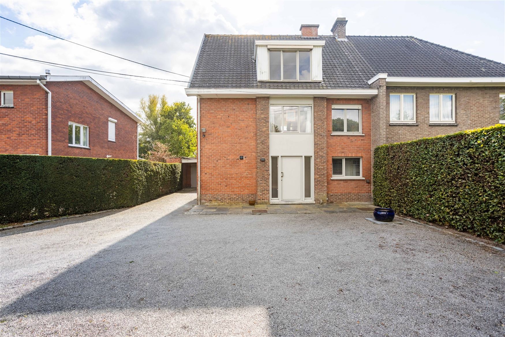 Ruime halfopen bebouwing met zuidgerichte tuin te Destelbergen. foto 3