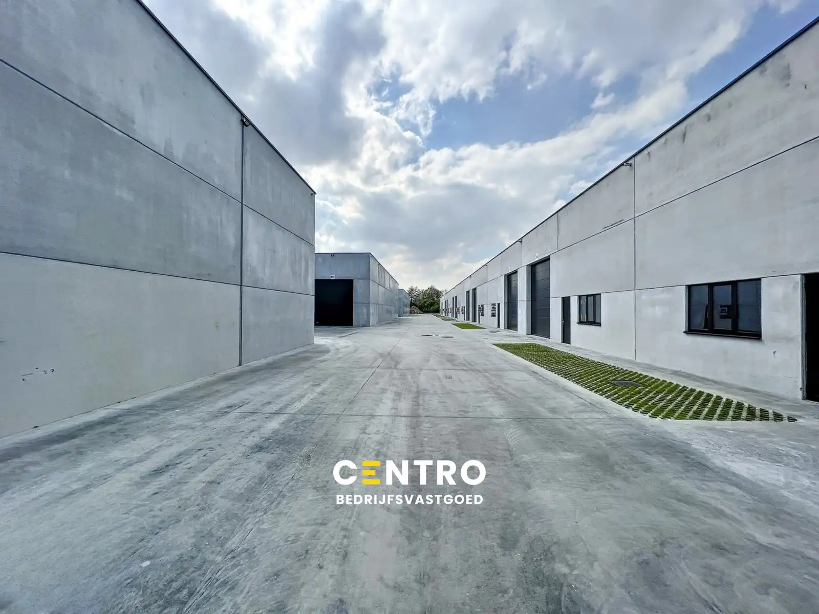 Kwalitatief en goed geïsoleerd NB MAGAZIJN (265m2), voorzien van elektrische sectionaalpoort, deur, raam (voor kantoor) en 2 private parkeerplaatsen op industriezone te Waregem. foto {{pictureIndex}}