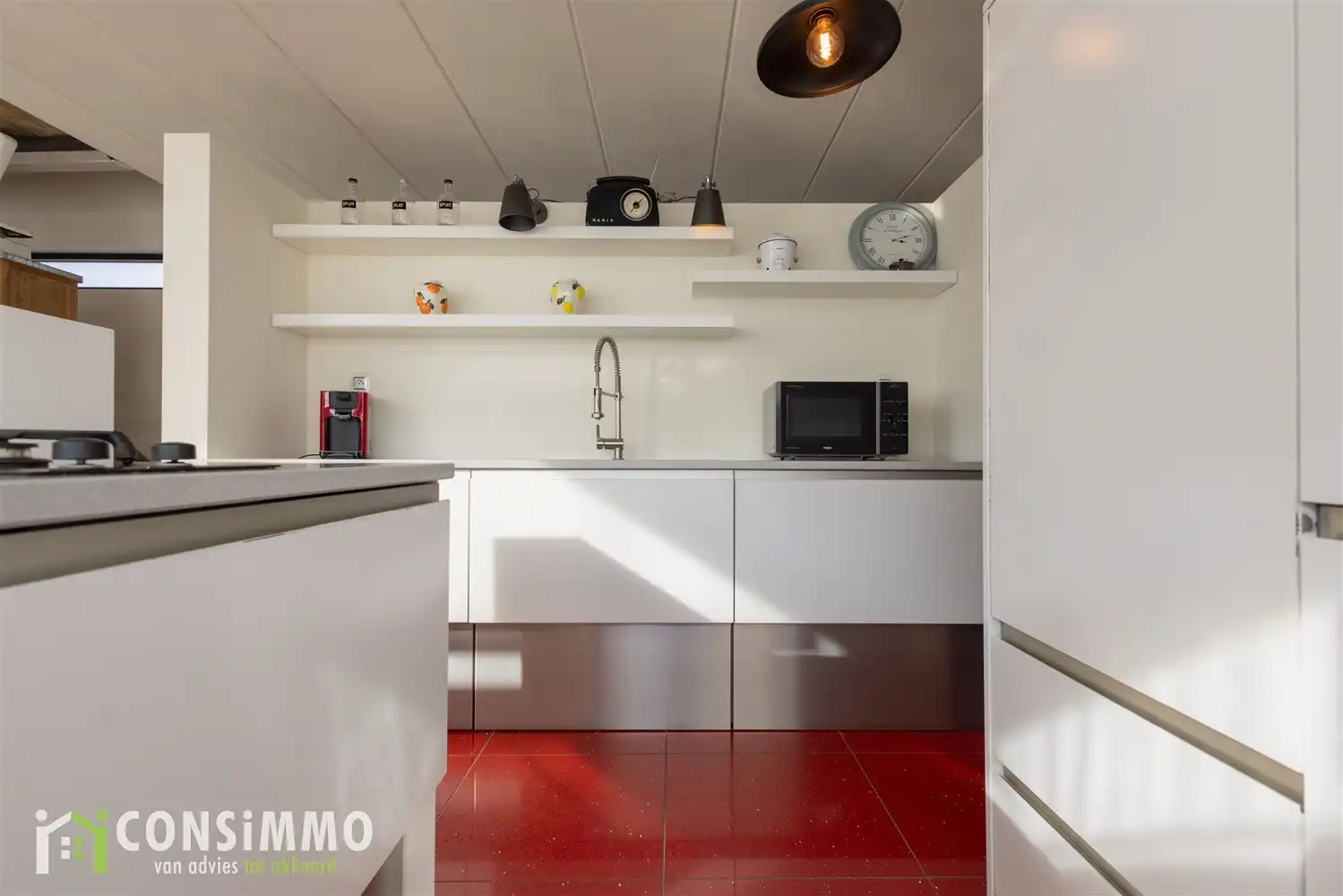 Unieke woning met industrieel-landelijke stijl in een rustige woonwijk van Genk foto 14