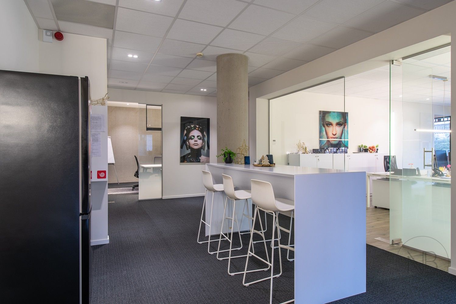 Volledig ingerichte en verhuurde kantoorverdieping in het zakelijke centrum van Genk (Botta-gebouw) foto 13