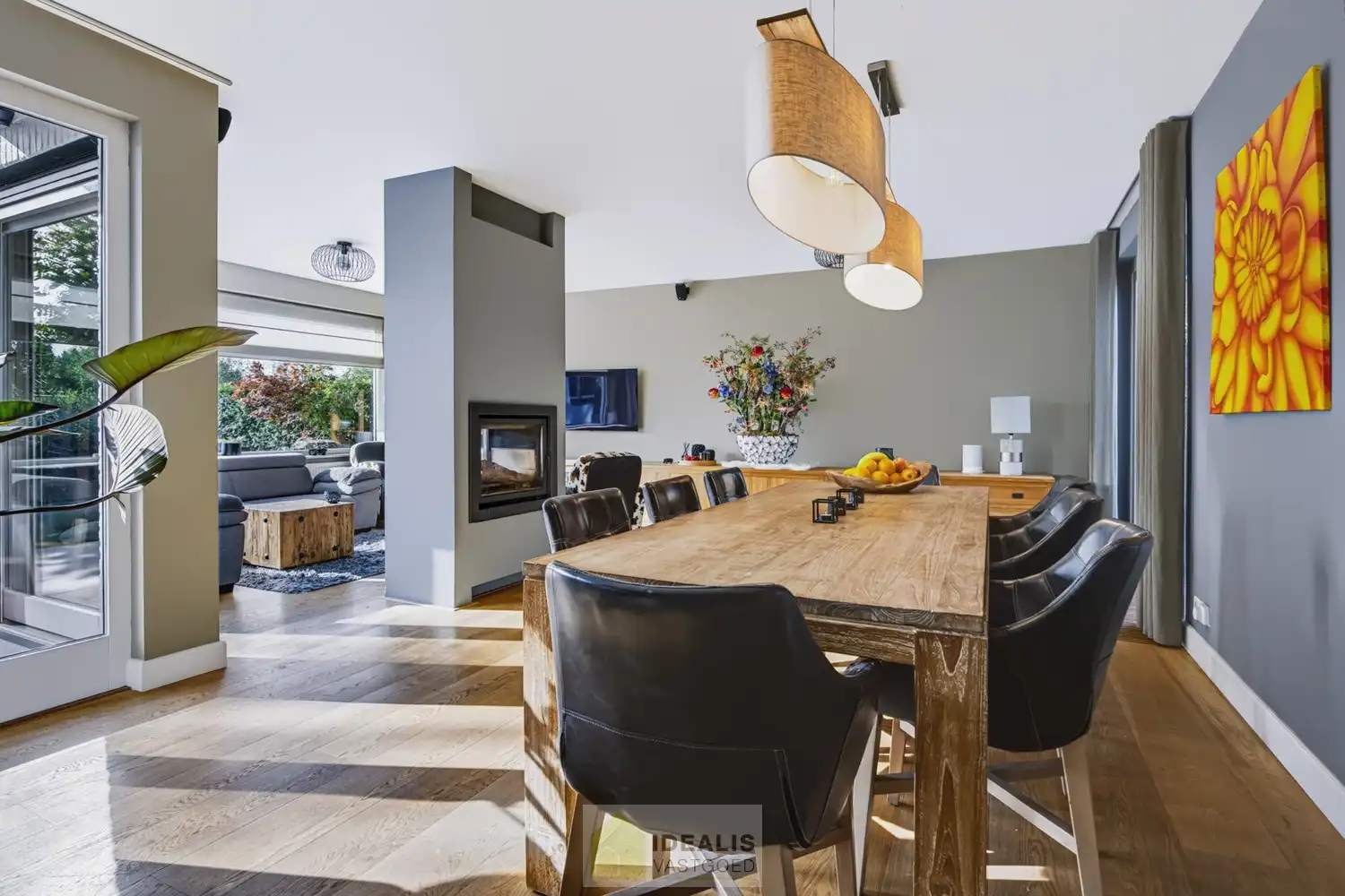 IDEALIS VASTGOED – EEN HUIS OM VERLIEFD OP TE WORDEN! DEZE PRACHTIGE INSTAPKLARE (LEVENSBESTENDIGE) VILLA MET EEN HEERLIJKE LICHTRIJKE LEEFRUIMTE VOORZIEN VAN EEN OPEN KEUKEN, 5 SLAAPKAMERS, 2 BADKAMERS, EEN PERFECT AANGELEGDE TUIN IN ALLE PRIVACY, UITGERUST MET EEN GOED VOORZIENE BUITENKEUKEN EN BIJGEBOUWEN INGERICHT VOOR WELLNESS (HOT TUB) EN BERGRUIMTE! EEN MUST VISIT VOOR ZIJ OP ZOEK NAAR MOOIE HUIZEN! foto 17