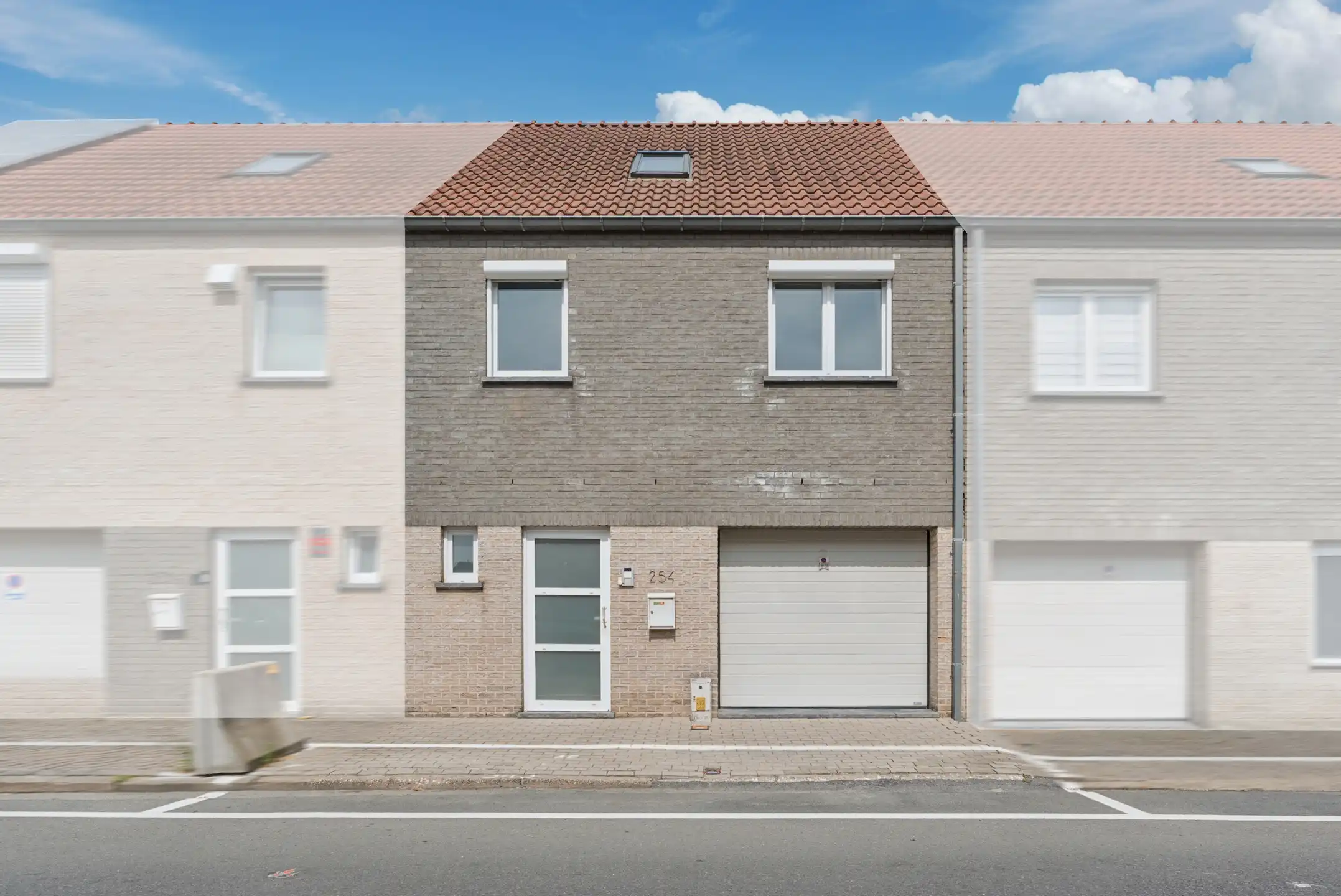 Ruime gezinswoning met garage en 5 slaapkamers.  foto {{pictureIndex}}