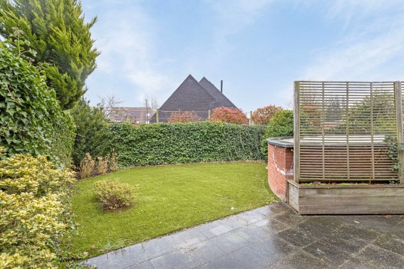 NABIJ AZALEAPARK, INSTAPKLAAR GELIJKVLOERSAPPARTEMENT MET TUIN EN GARAGE foto 6