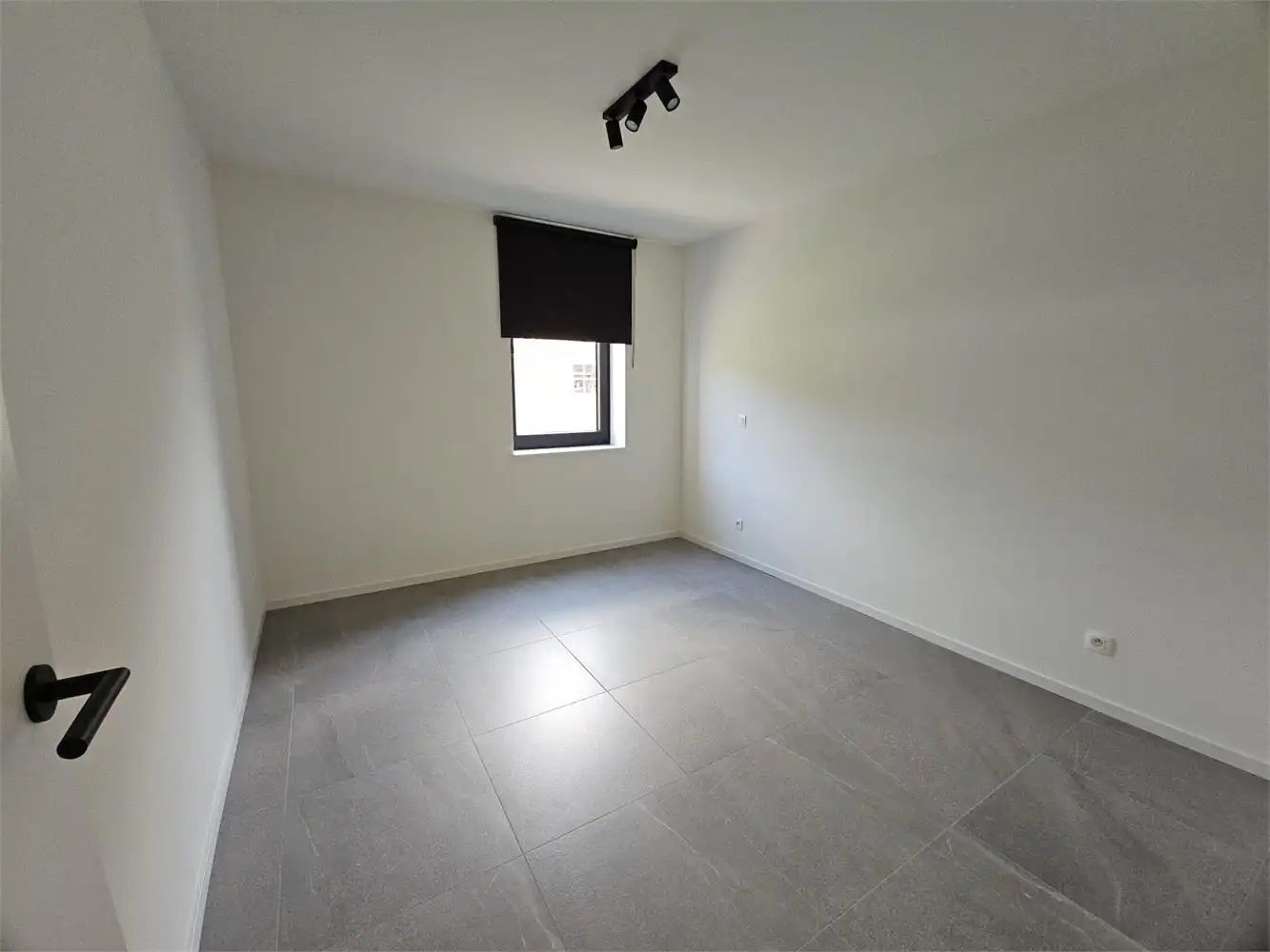 Recente woning met inpandige garage, terras en kleine tuin foto 11