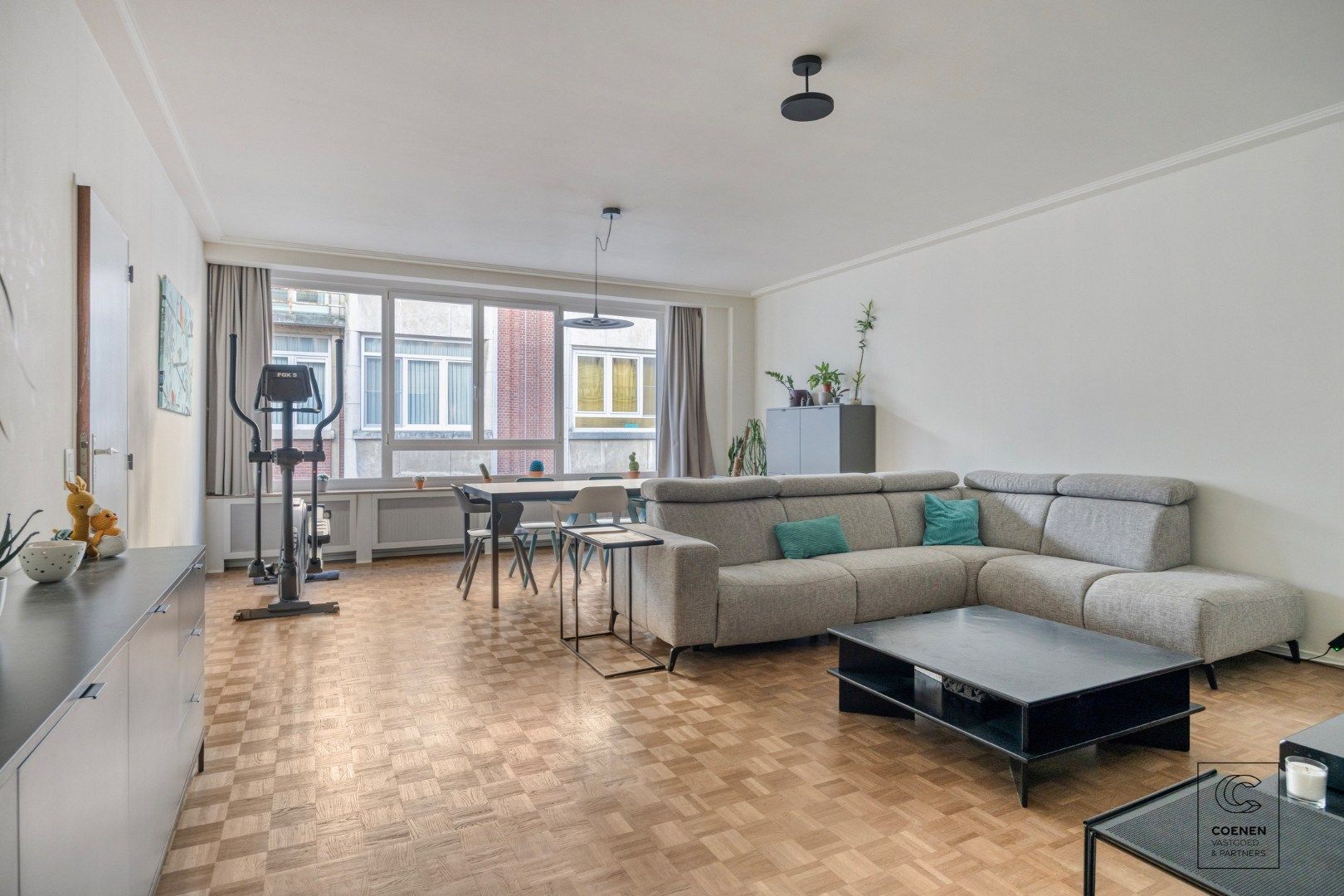 Ruim en verzorgd appartement van 121 m² op een centrale ligging te Antwerpen! foto {{pictureIndex}}
