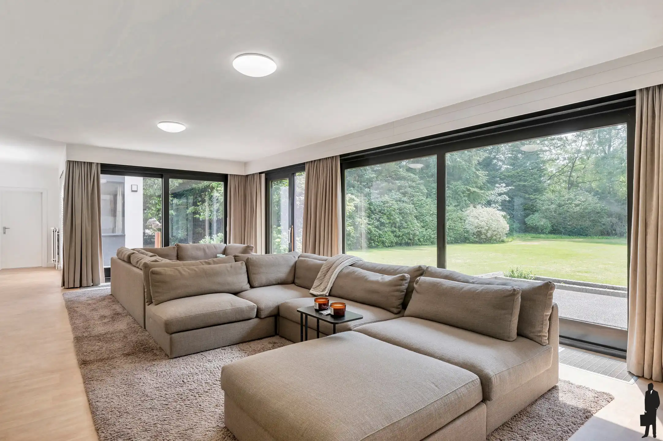 Bosrijk gelegen gelijkvloerse villa op perceel van 2.905m² foto 2