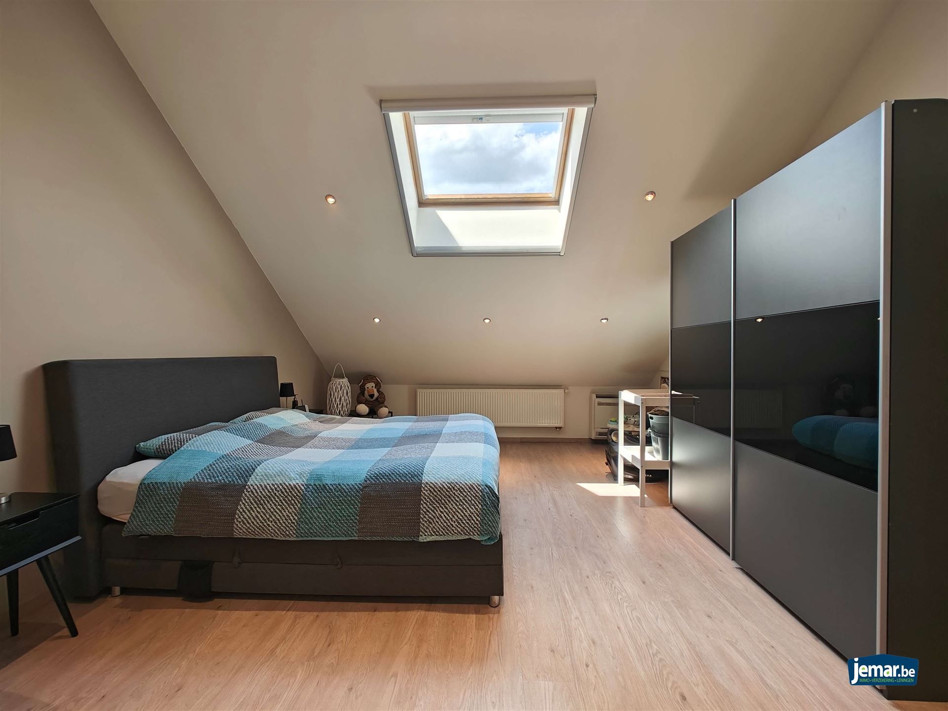 Instapklaar triplex appartement met 2 slaapkamers een zeer grote garage en een carport  foto 22