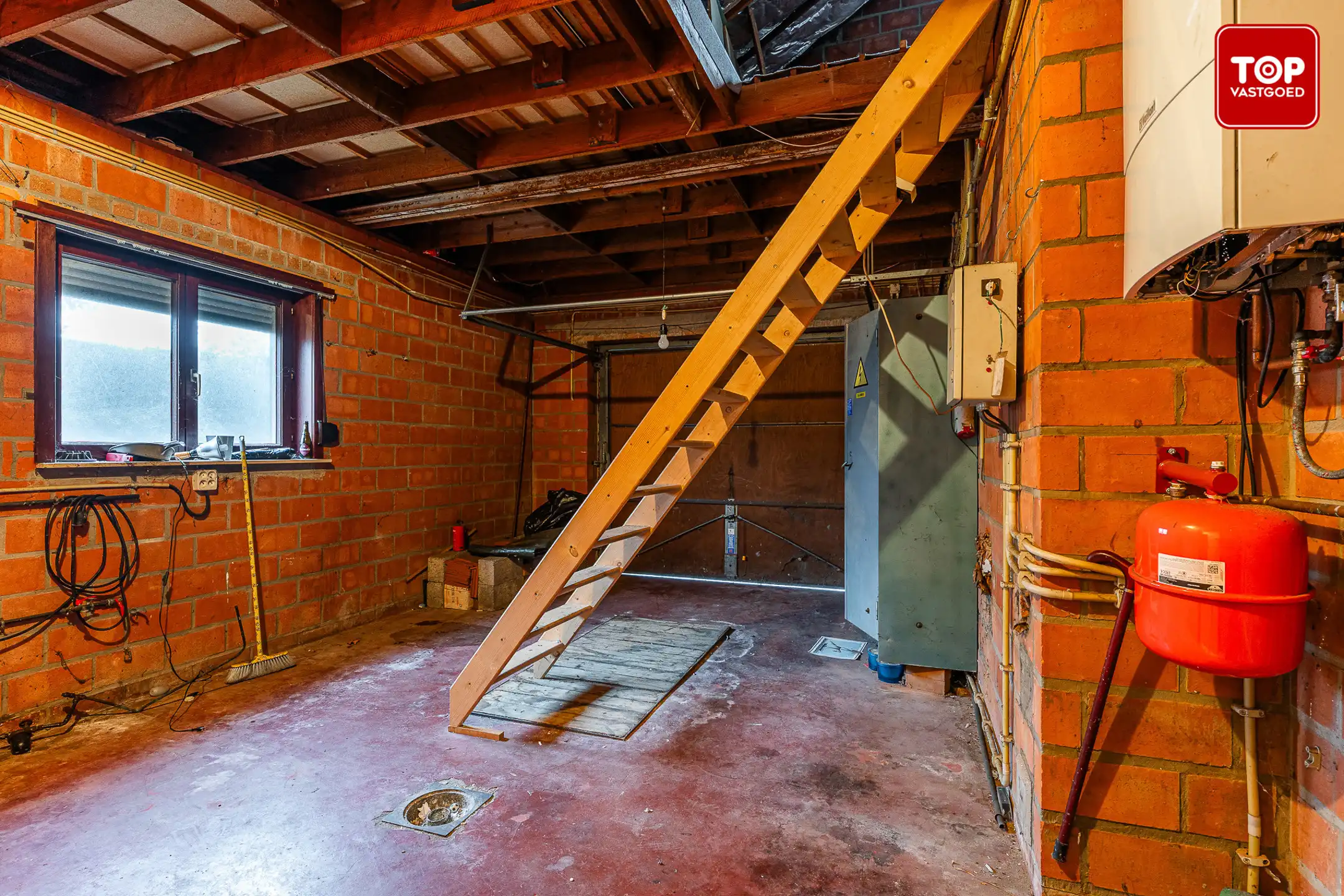 Ruime woning met veel potentieel in rustige wijk foto 16