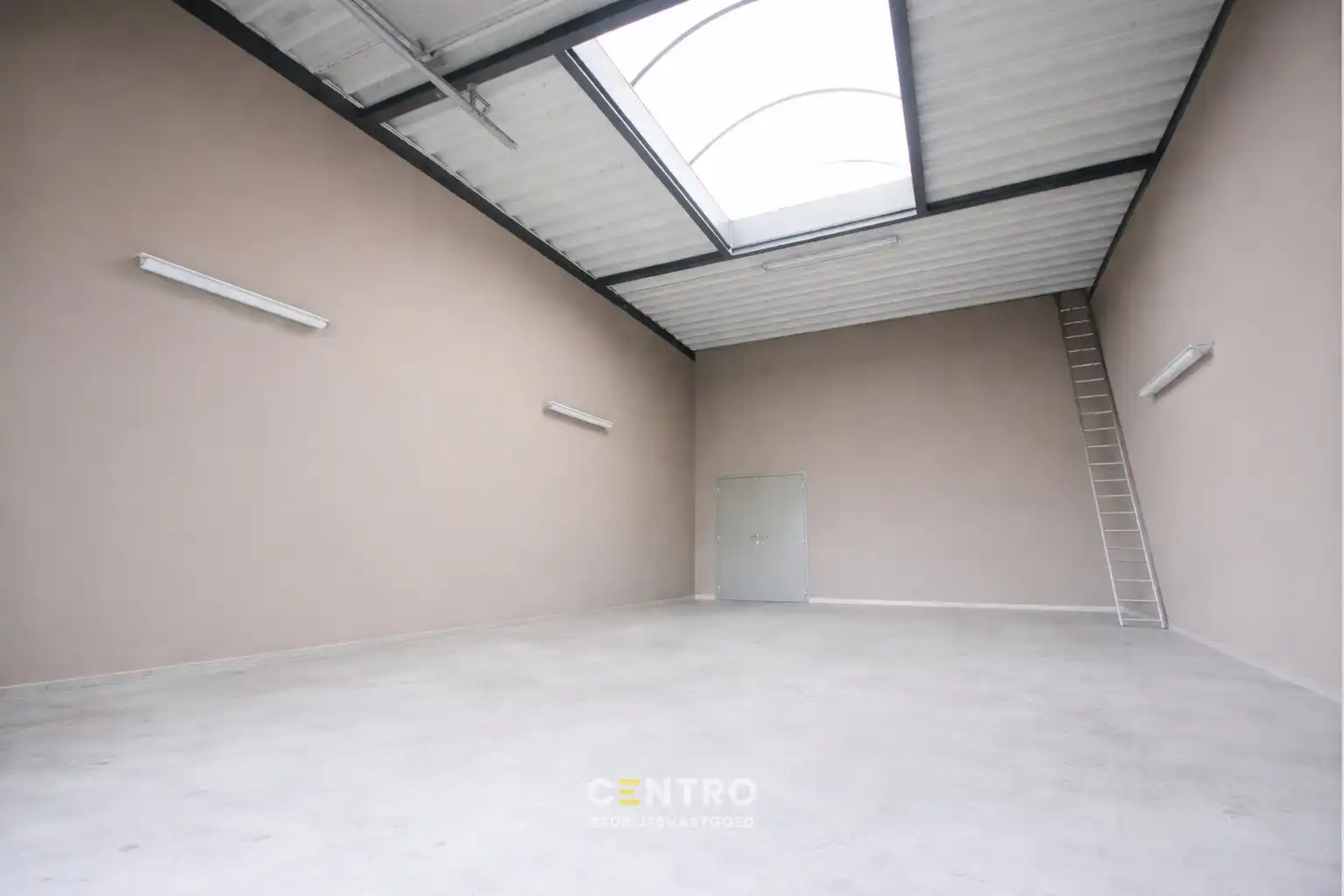 Recent BEDRIJFSGEBOUW, bestaande uit MAGAZIJN, BURELEN en WONING met zonnige tuin te Diksmuide. Op bedrijventerrein te Diksmuide foto 3