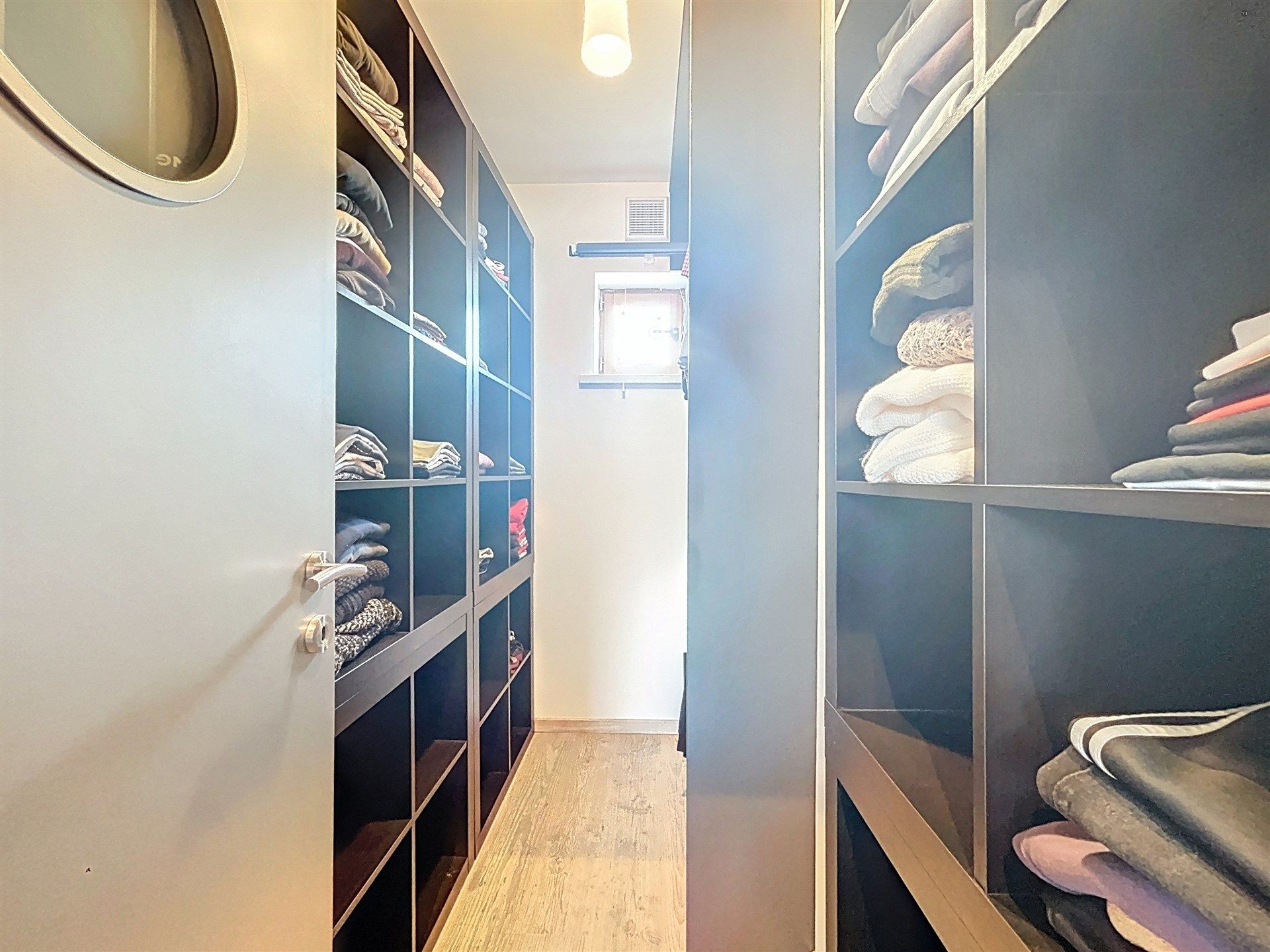 gerenoveerde gezinswoning met 3 slaapkamers en inpandige garage op perceel van 303m² foto 11