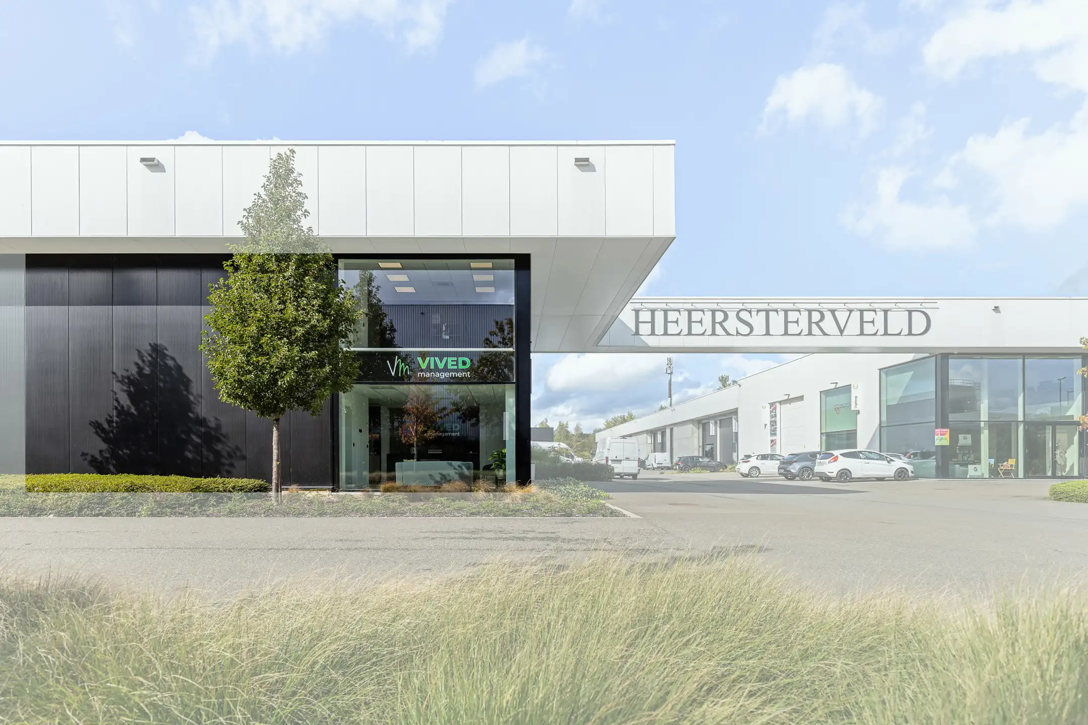 VOLLEDIG AFGEWERKT EN INSTAPKLAAR BEDRIJFSGEBOUW foto {{pictureIndex}}