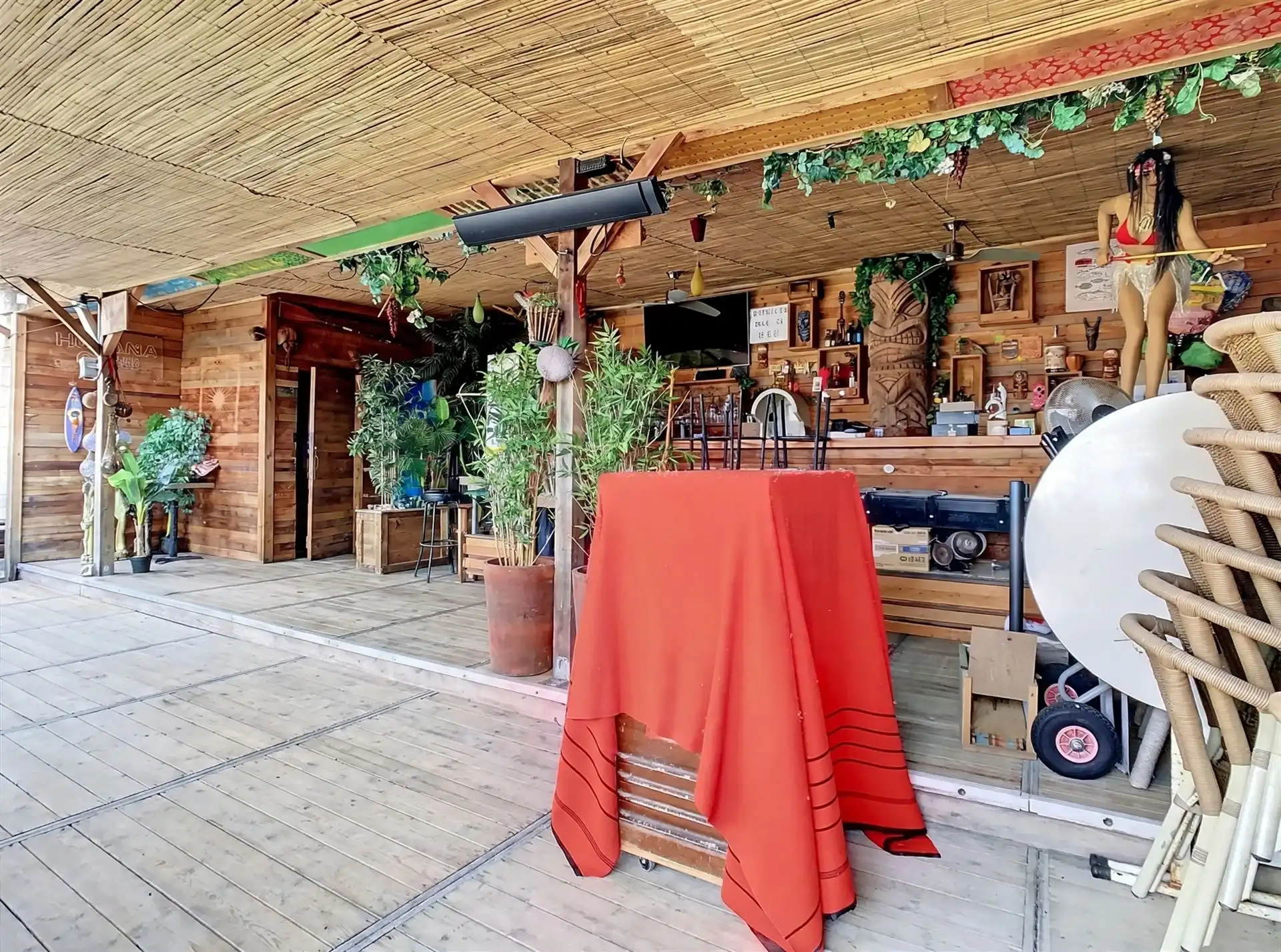 Handelspand met appartement, feestzaal en tuin foto 23