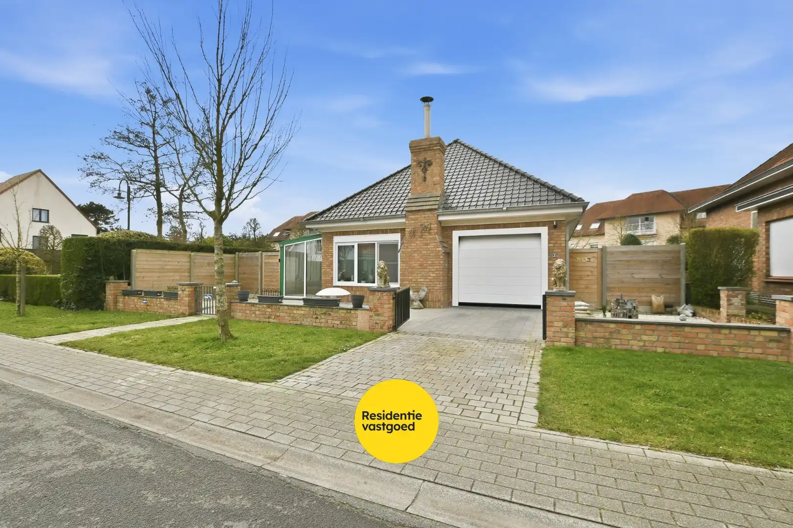 Instapklare en volledig gerenoveerde bungalow met 3 slaapkamers, tuin en garage vlak bij bos en centrum van De Haan foto 2