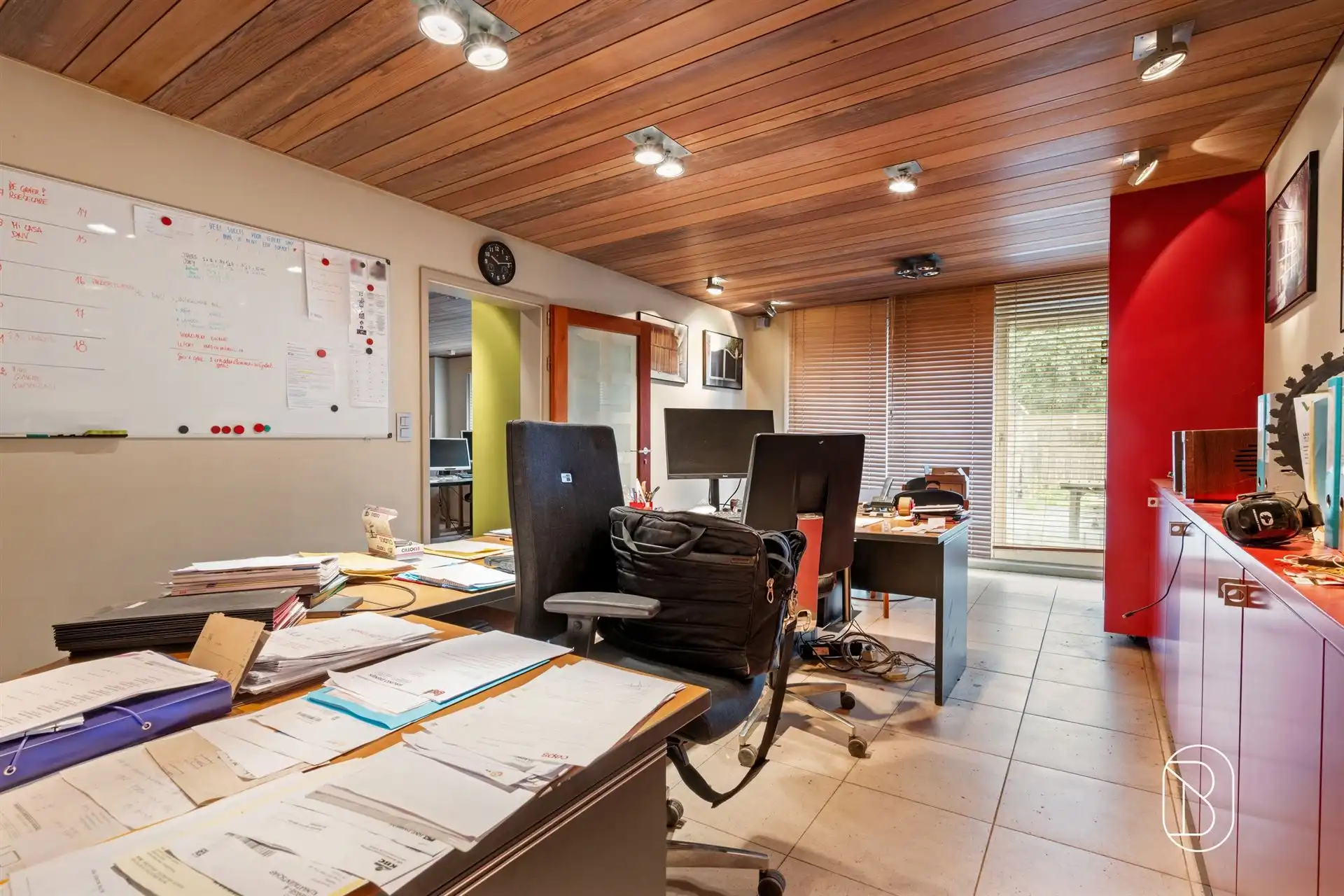 Groot atelier met kantoren en parking.  foto 9
