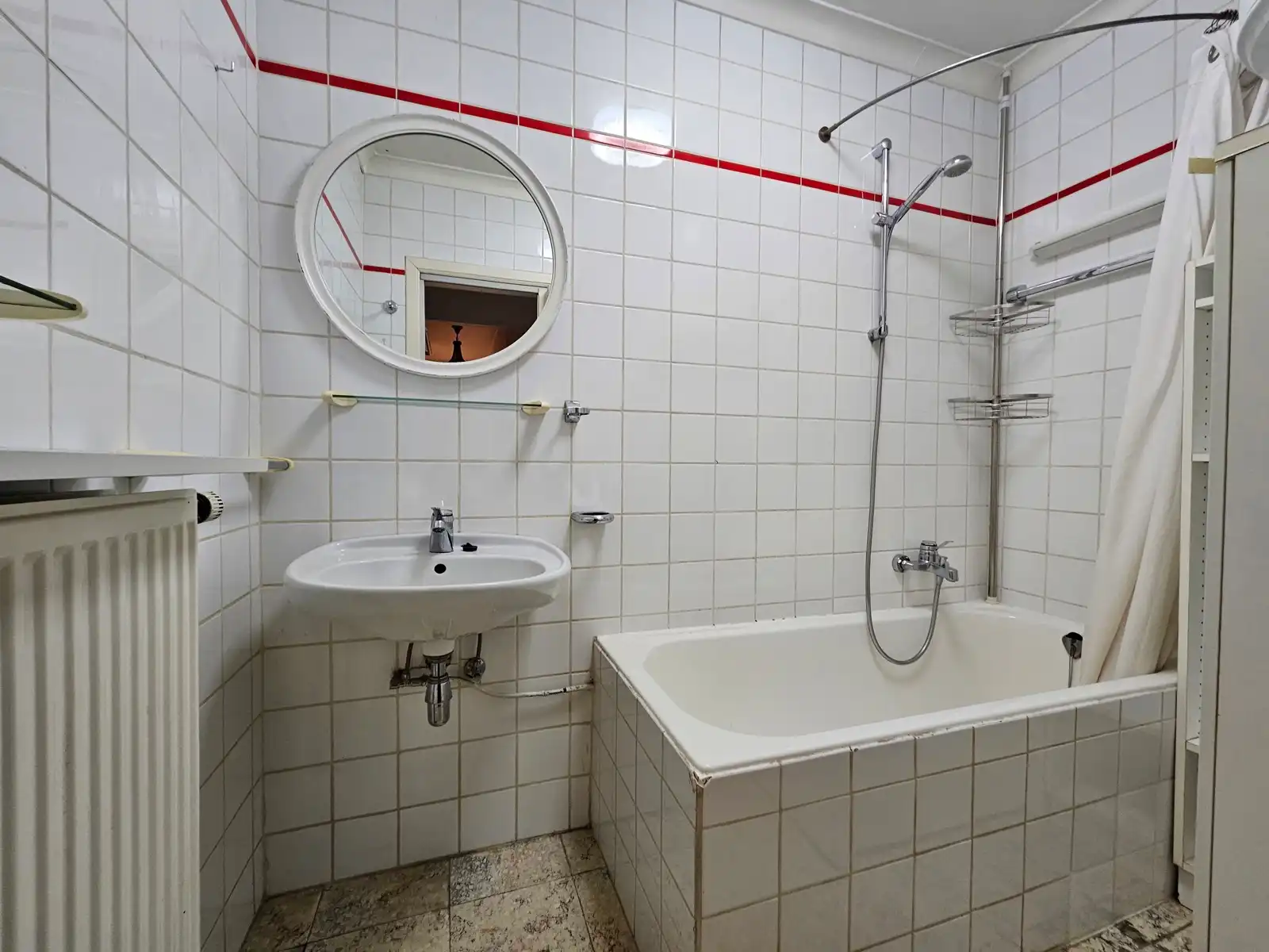 Centraal gelegen appartement met autostandplaats! foto 6