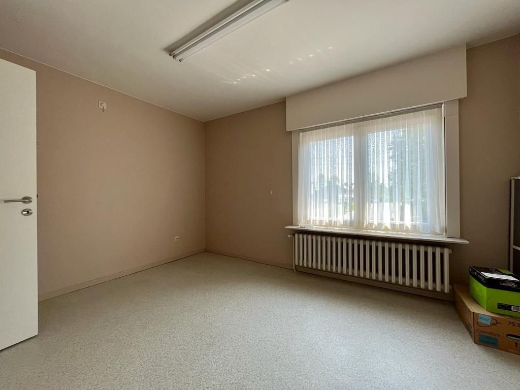 Hedendaagse woning met 4 slaapkamers, gelijkvloerse bureau en zonnige tuin met garage te Kuurne. foto 9