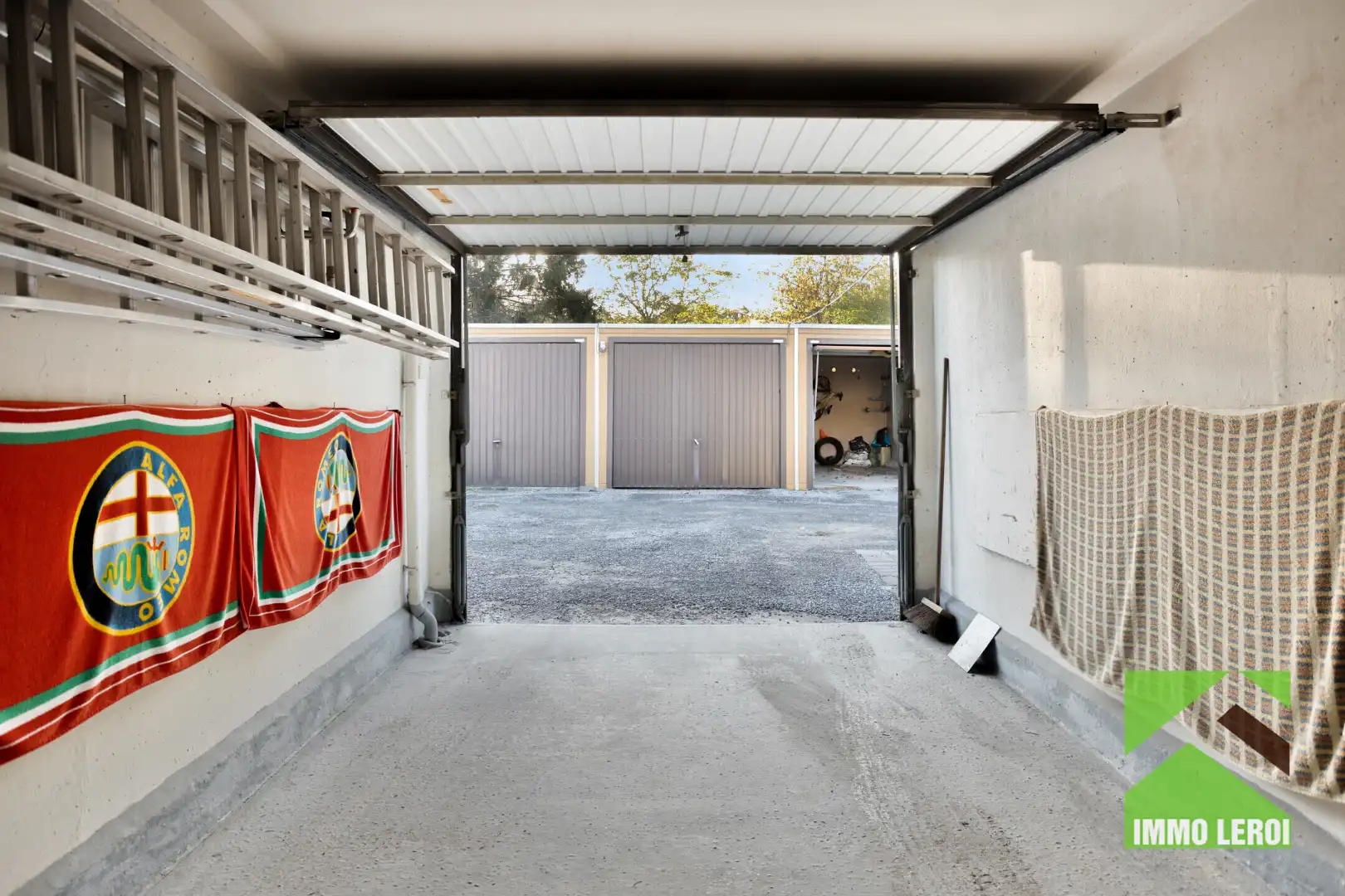 Gezellig ingericht appartement met garage en tuin foto 15