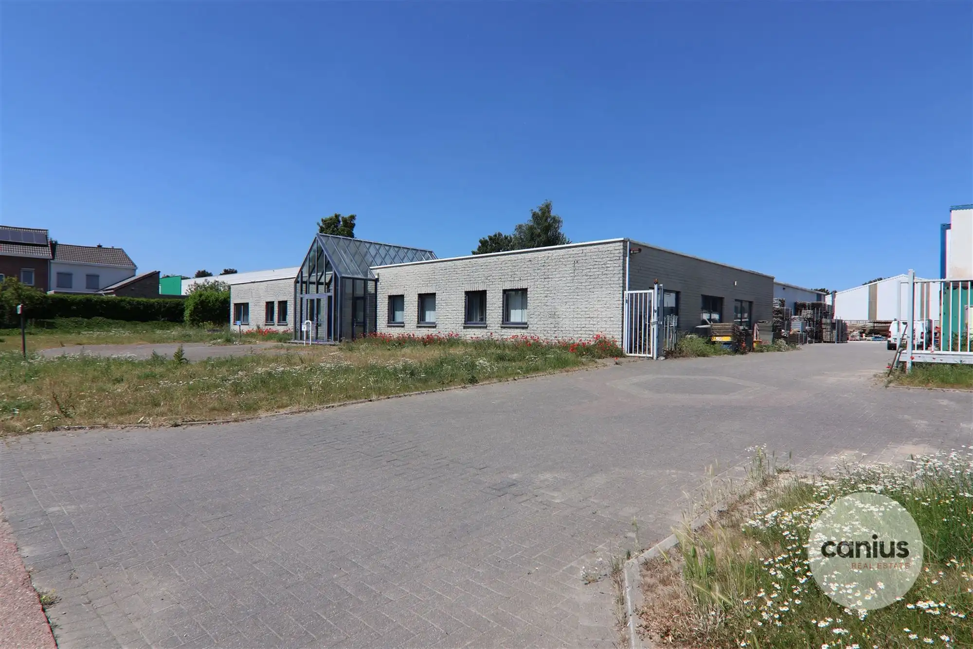 COMMERCIEEL GEBOUW MET MAGAZIJN EN WONING OP EEN ZICHTBARE LOCATIE  foto 3