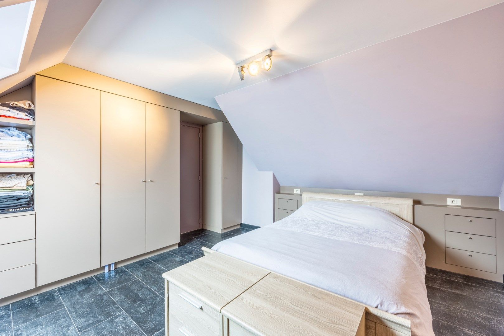 Zeer verzorgd en instapklaar duplex-appartement. met twee slaapkamers en zeer groot zonneterras - rustige omgeving - garagebox en aparte berging foto 17