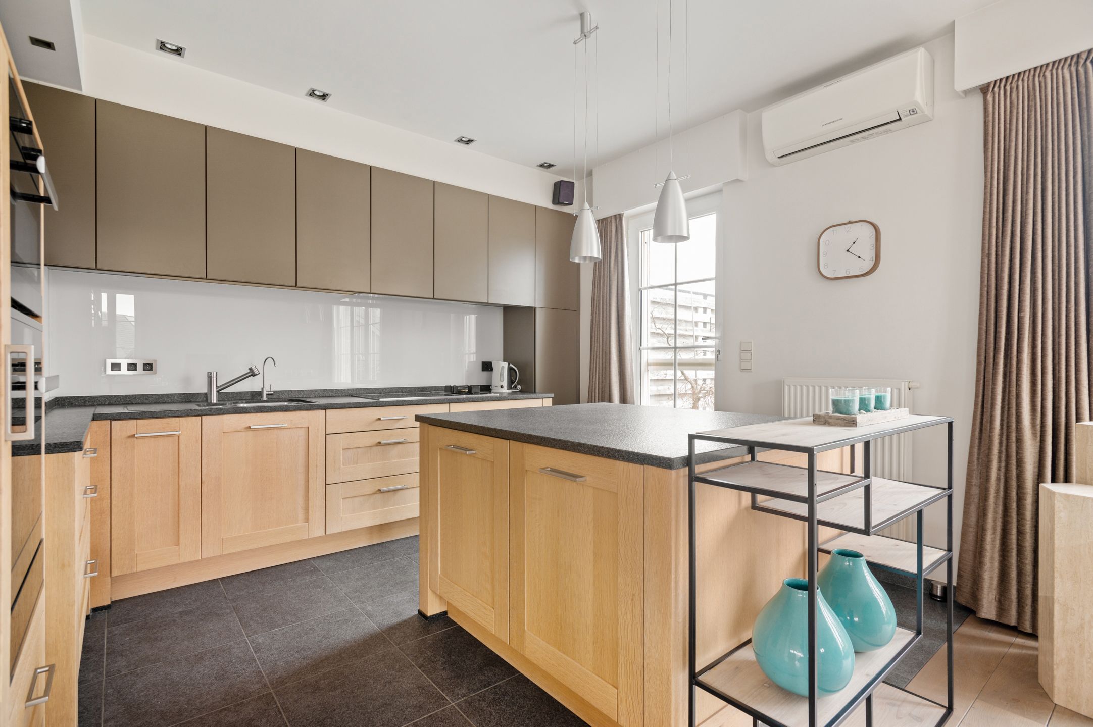 Duplexappartement met groot terras, zolder & 2 staanplaatsen foto 10